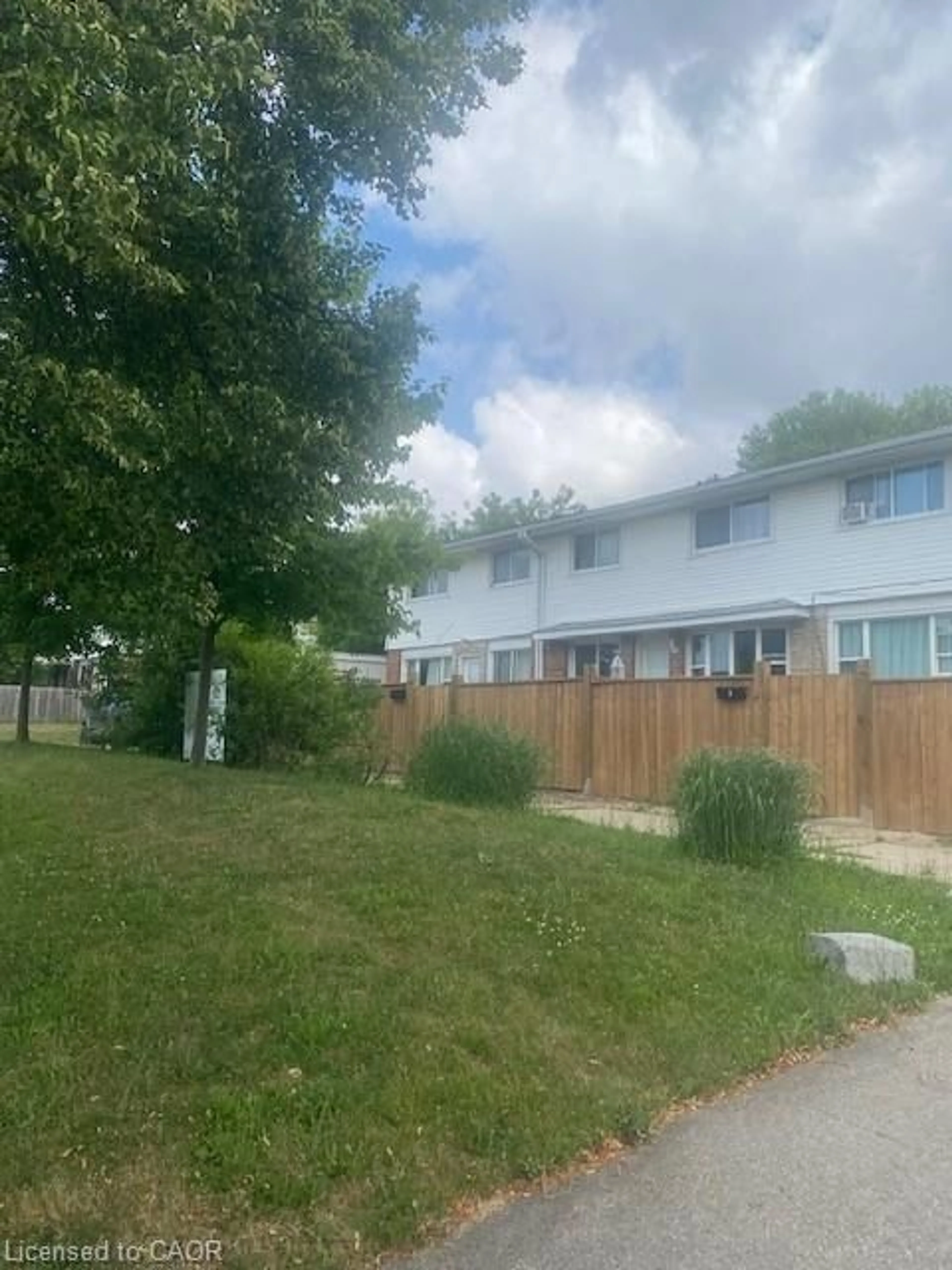 A pic from outside/outdoor area/front of a property/back of a property/a pic from drone, street for 58 Hazelglen Dr, Kitchener Ontario N2M 2E3
