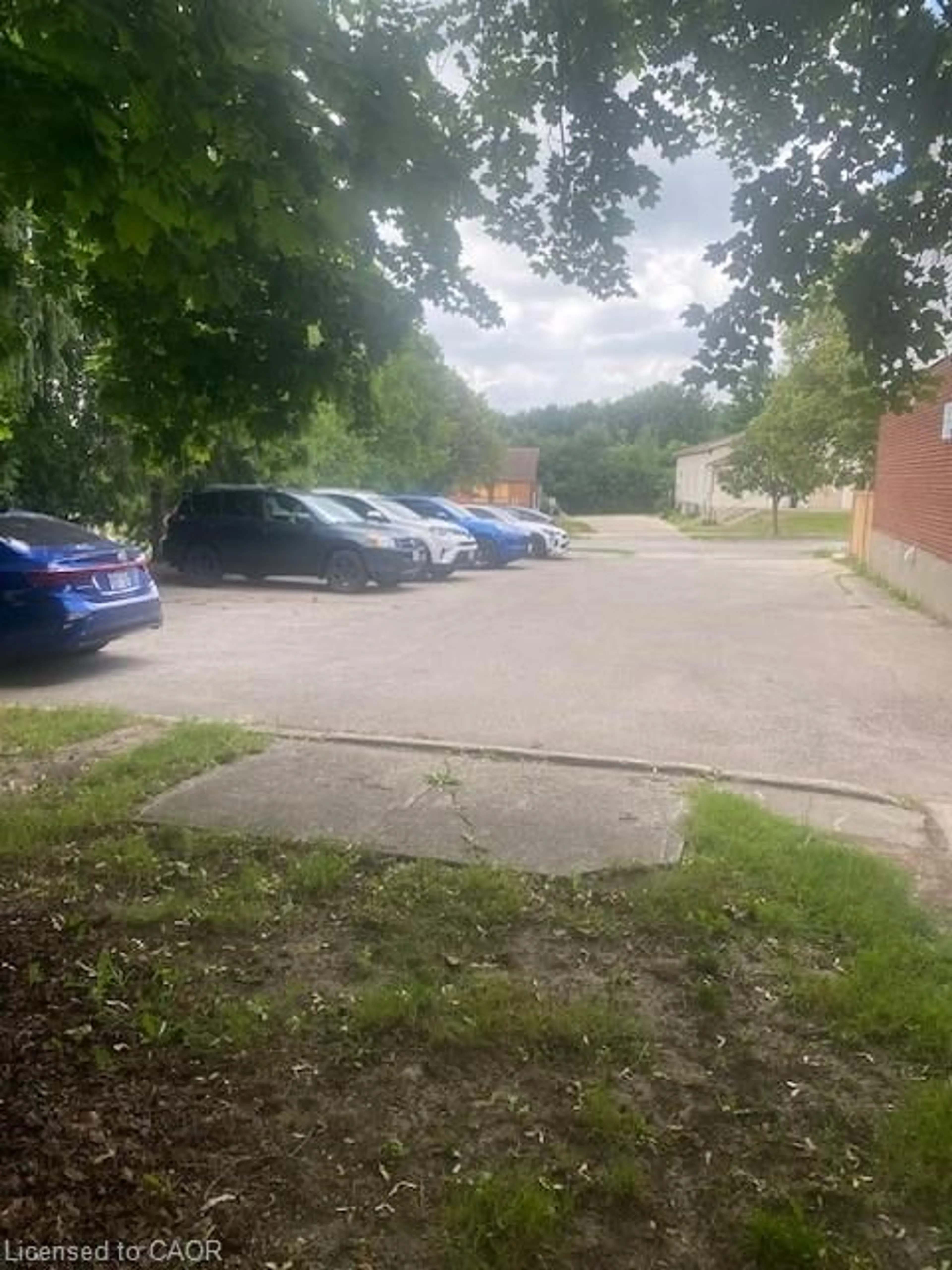 Parking for 58 Hazelglen Dr, Kitchener Ontario N2M 2E3