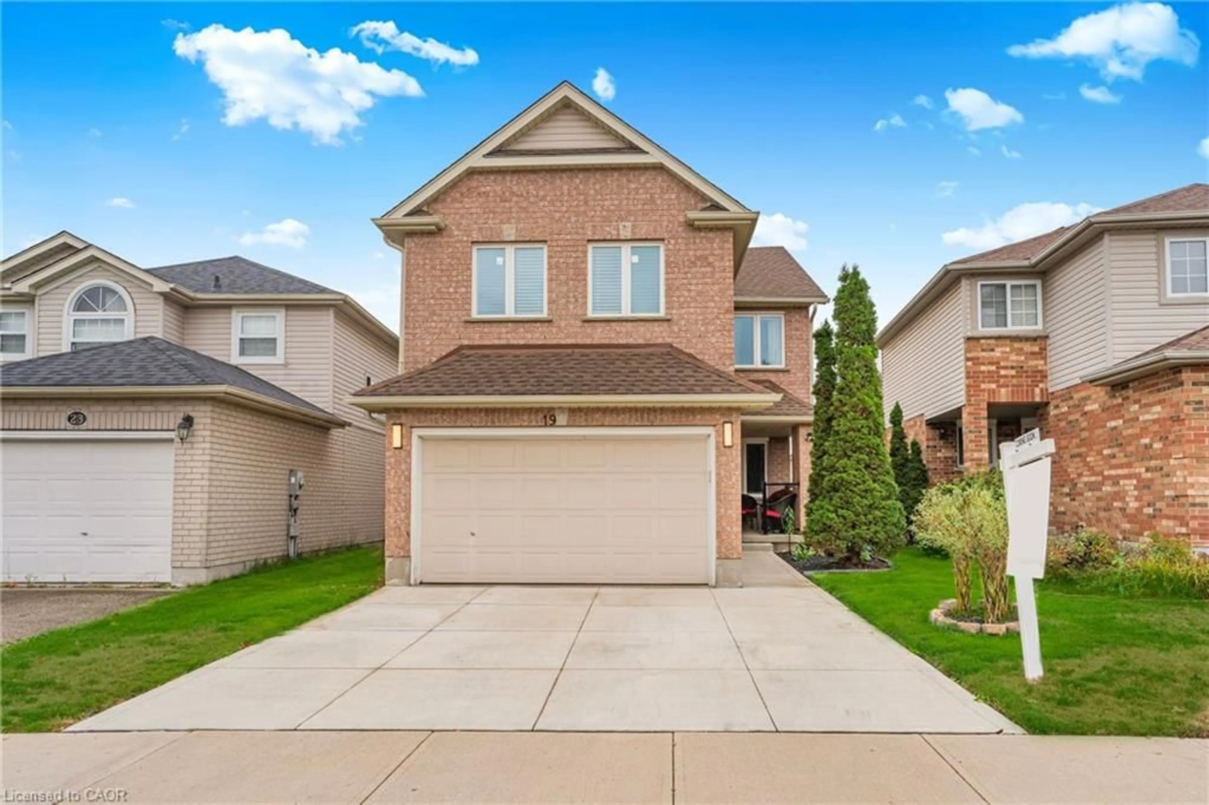 Home with brick exterior material, street for 19 Marl Meadow Dr, Kitchener Ontario N2R 1L1