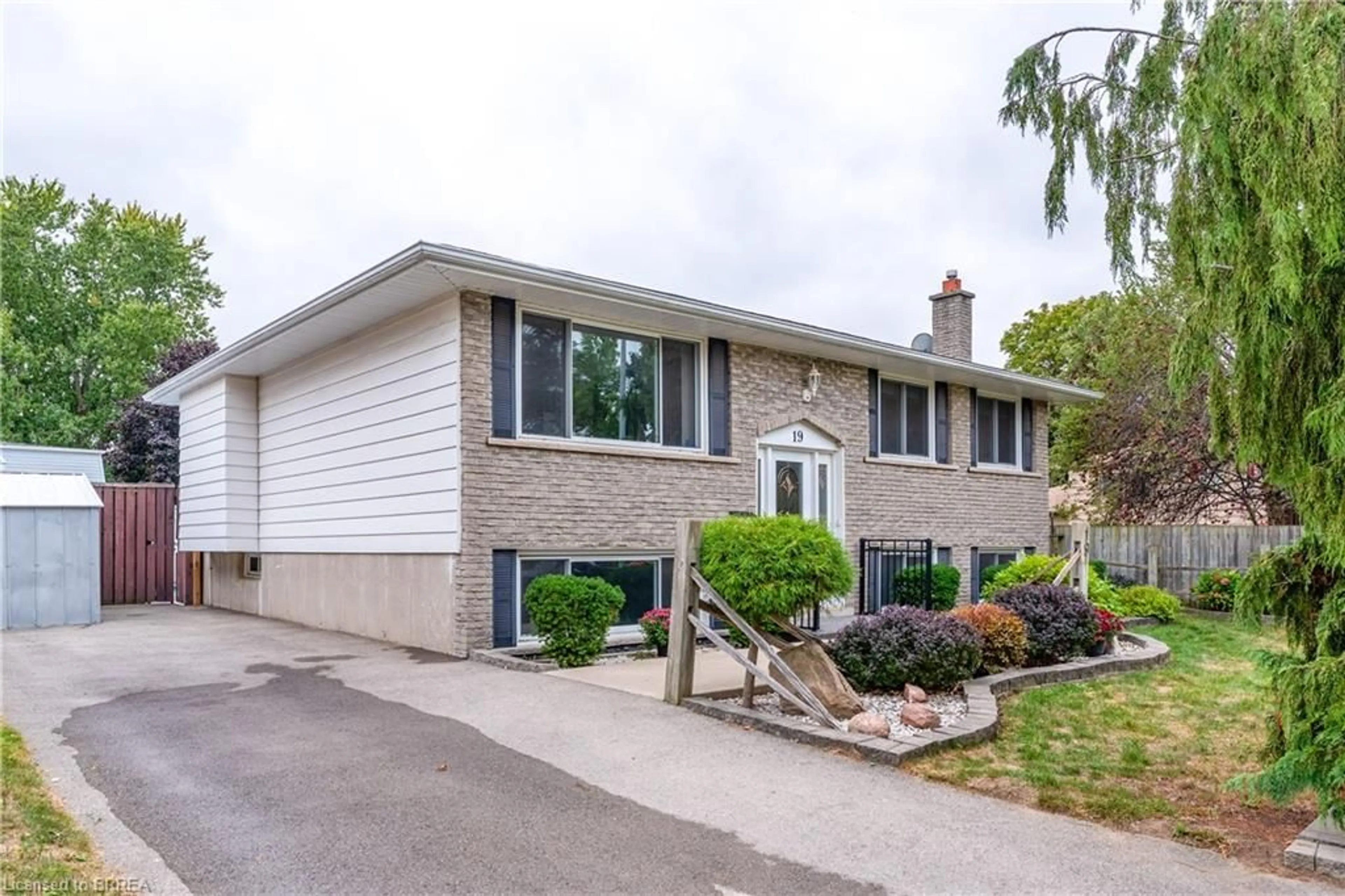 Home with vinyl exterior material, street for 19 Melbourne Cres, Brantford Ontario N3S 7G2