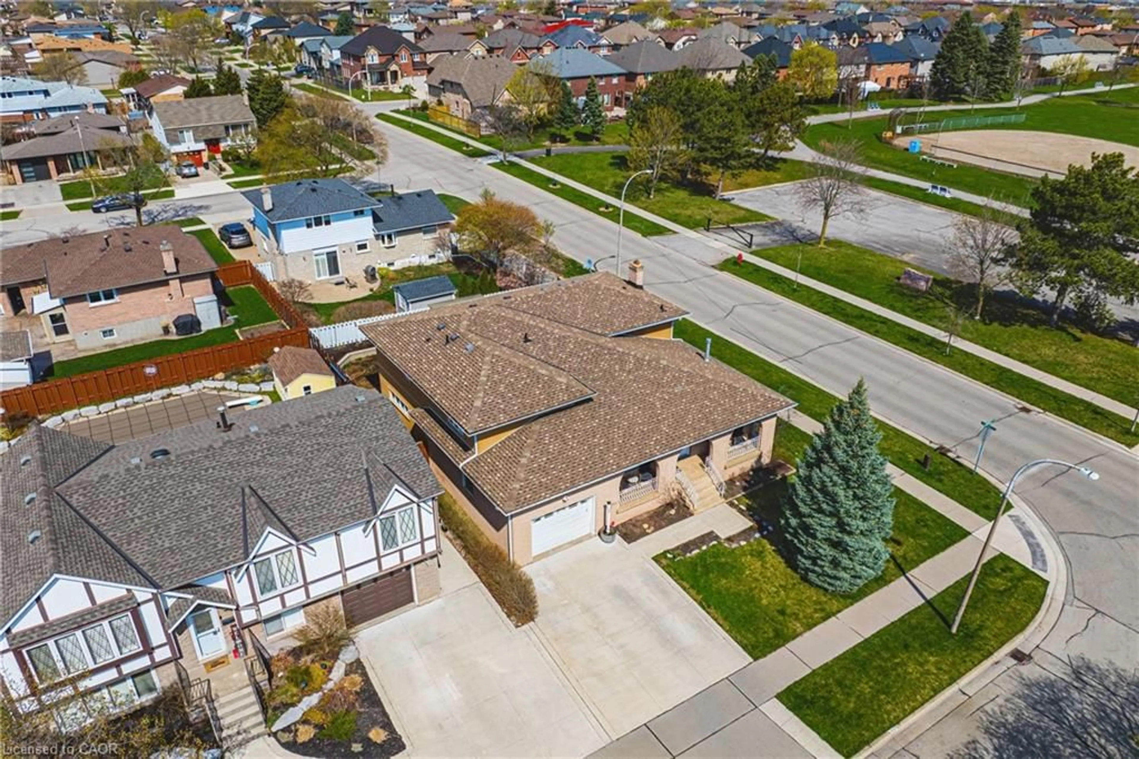 A pic from outside/outdoor area/front of a property/back of a property/a pic from drone, street for 95 Ellington Ave, Stoney Creek Ontario L8E 3T5