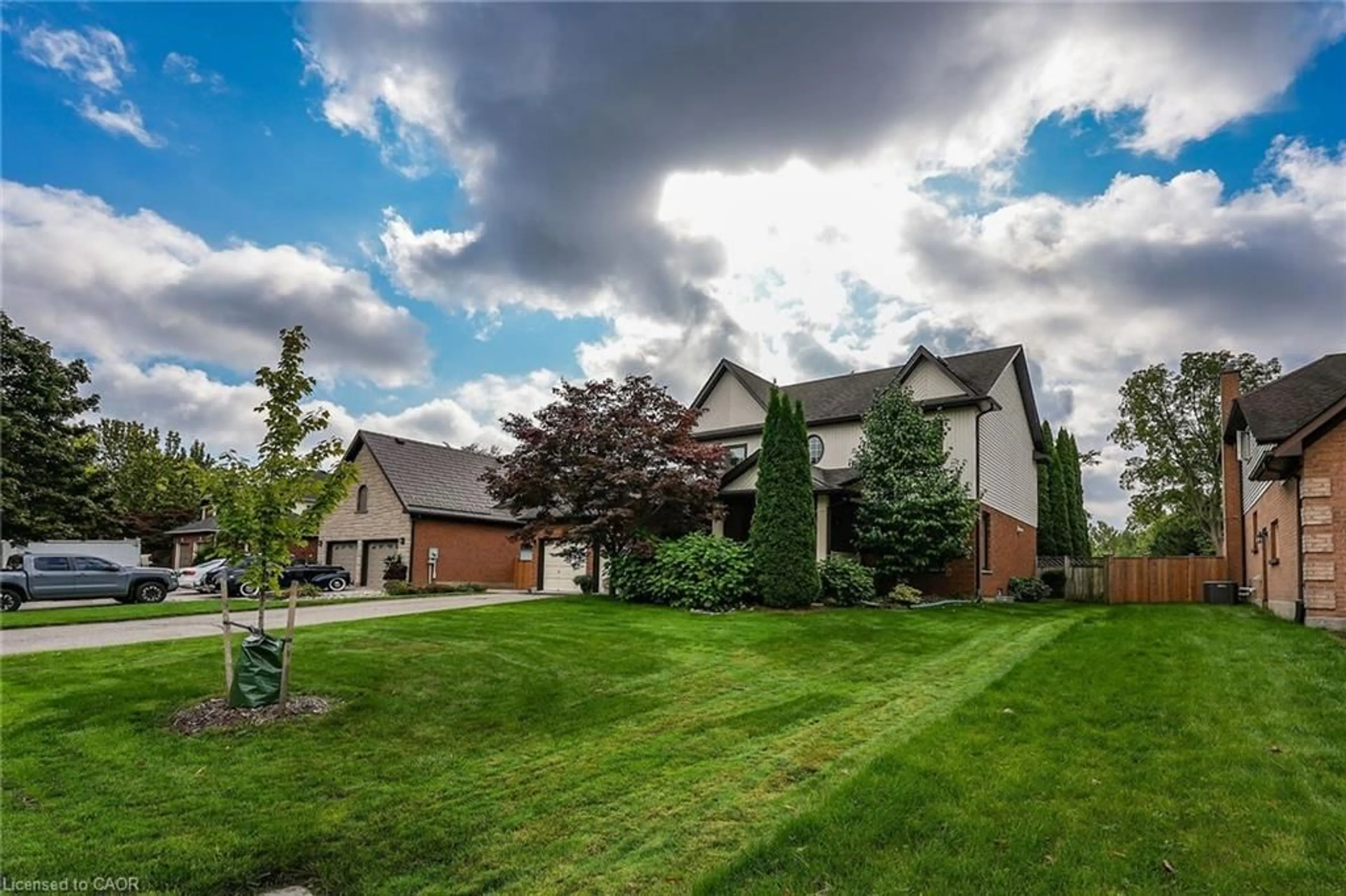 A pic from outside/outdoor area/front of a property/back of a property/a pic from drone, mountain view for 8 Steflar St, Pelham Ontario L0S 1E4