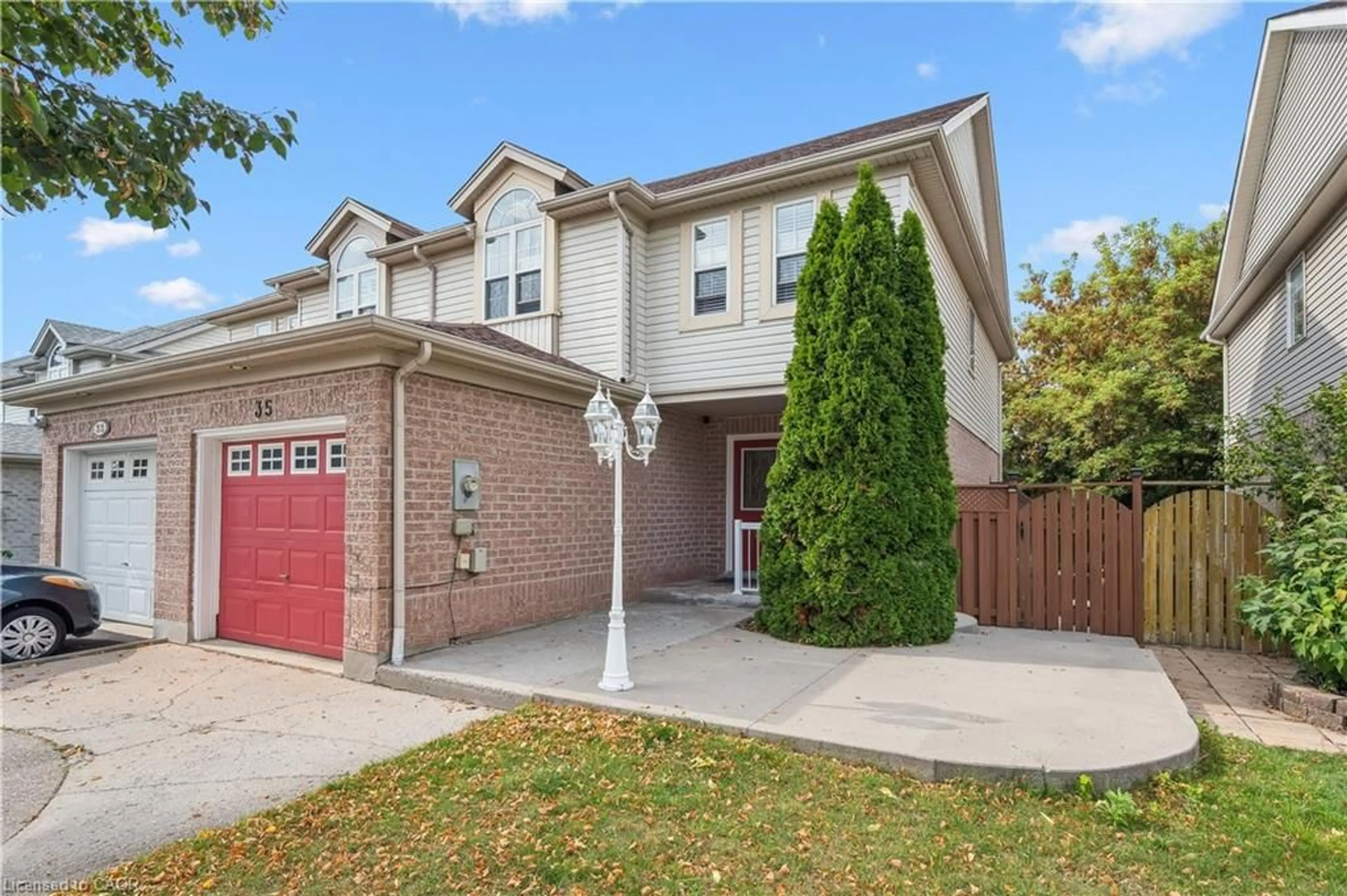 Home with brick exterior material, street for 35 Small Crt, Cambridge Ontario N1R 8M3