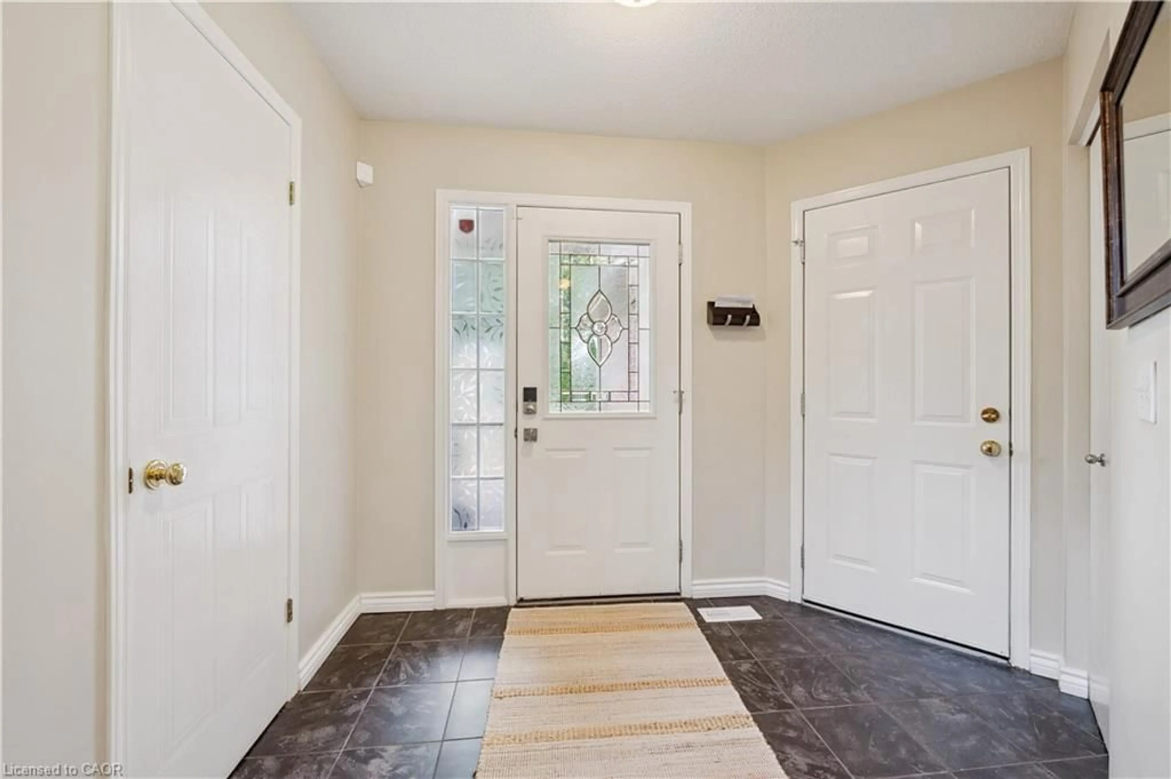 Indoor entryway for 35 Small Crt, Cambridge Ontario N1R 8M3