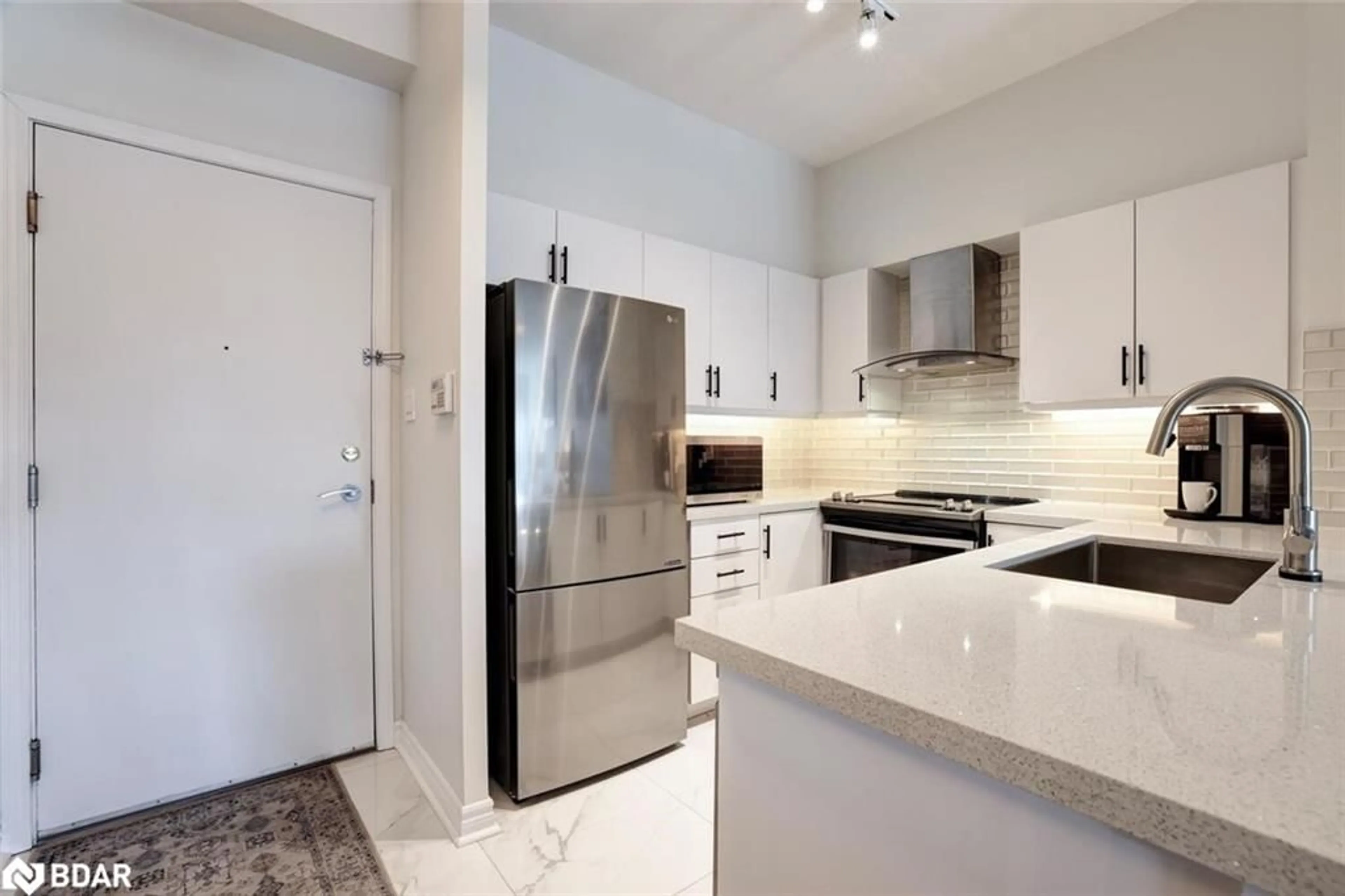 Standard kitchen, unknown for 600 Queens Quay #633, Toronto Ontario M5V 3M3