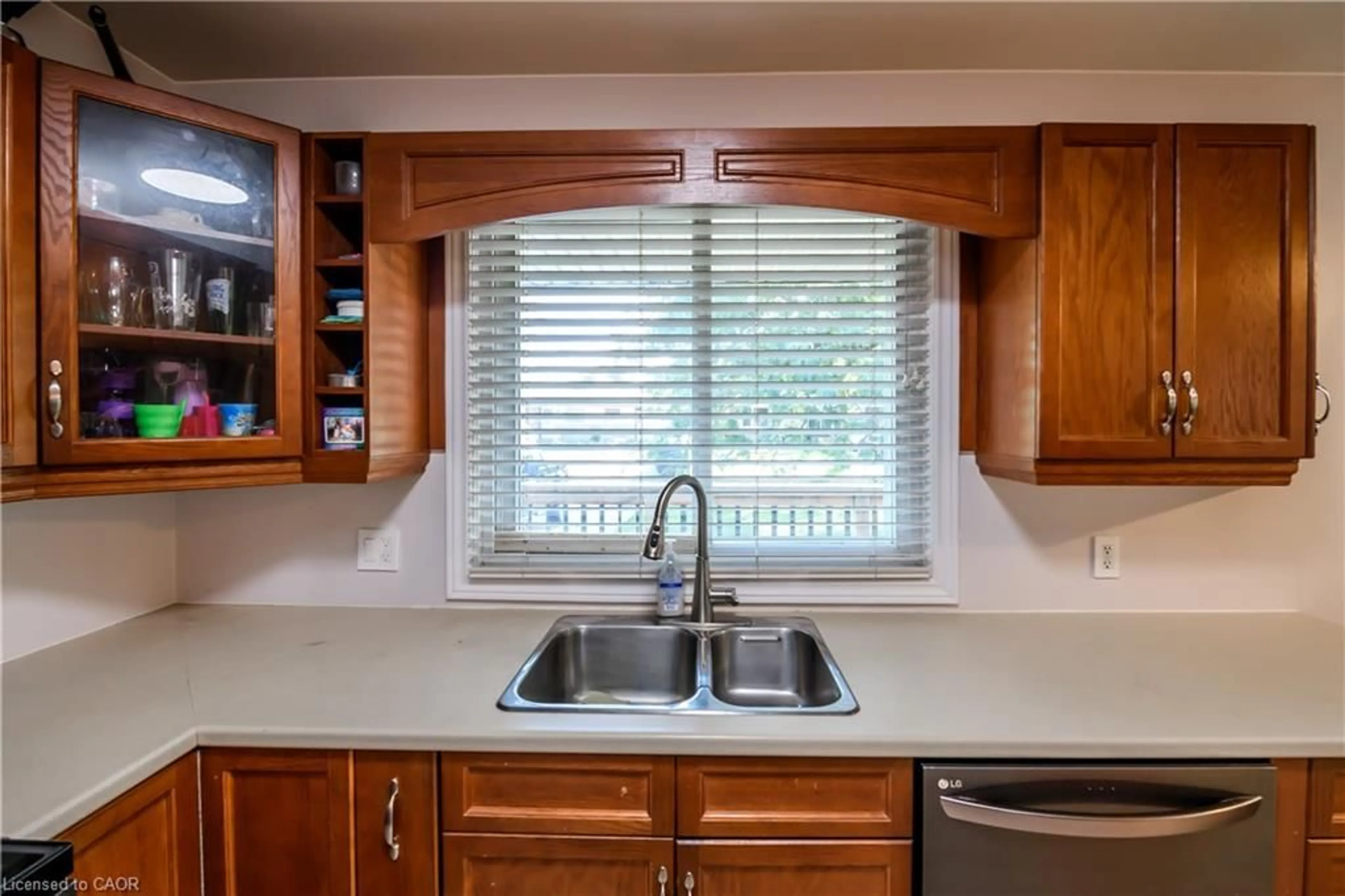 Standard kitchen, unknown for 23 Wakelin Terr, St. Catharines Ontario L2M 4K4