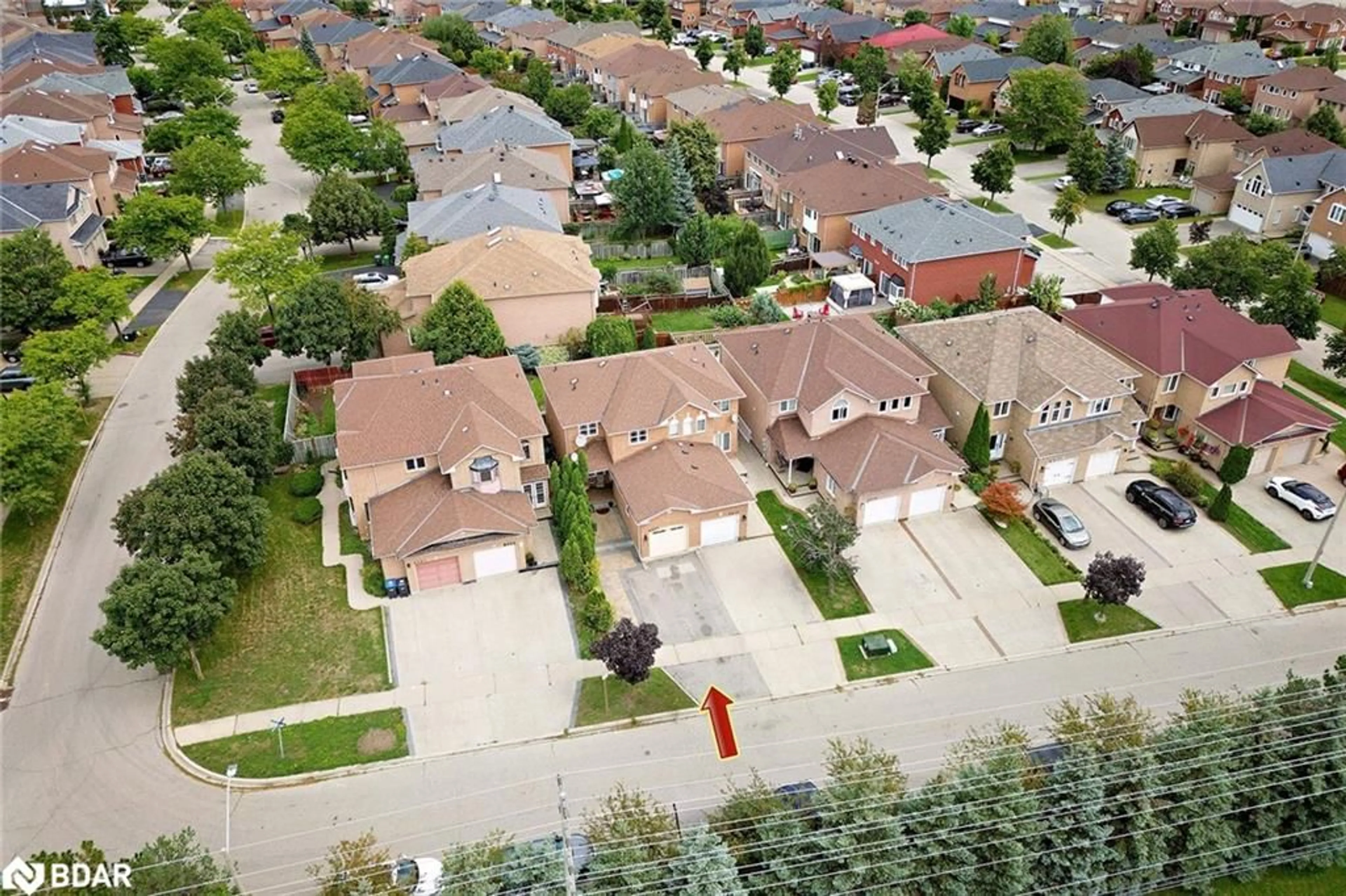 A pic from outside/outdoor area/front of a property/back of a property/a pic from drone, street for 6521 Sapling Trail, Mississauga Ontario L5N 7J3