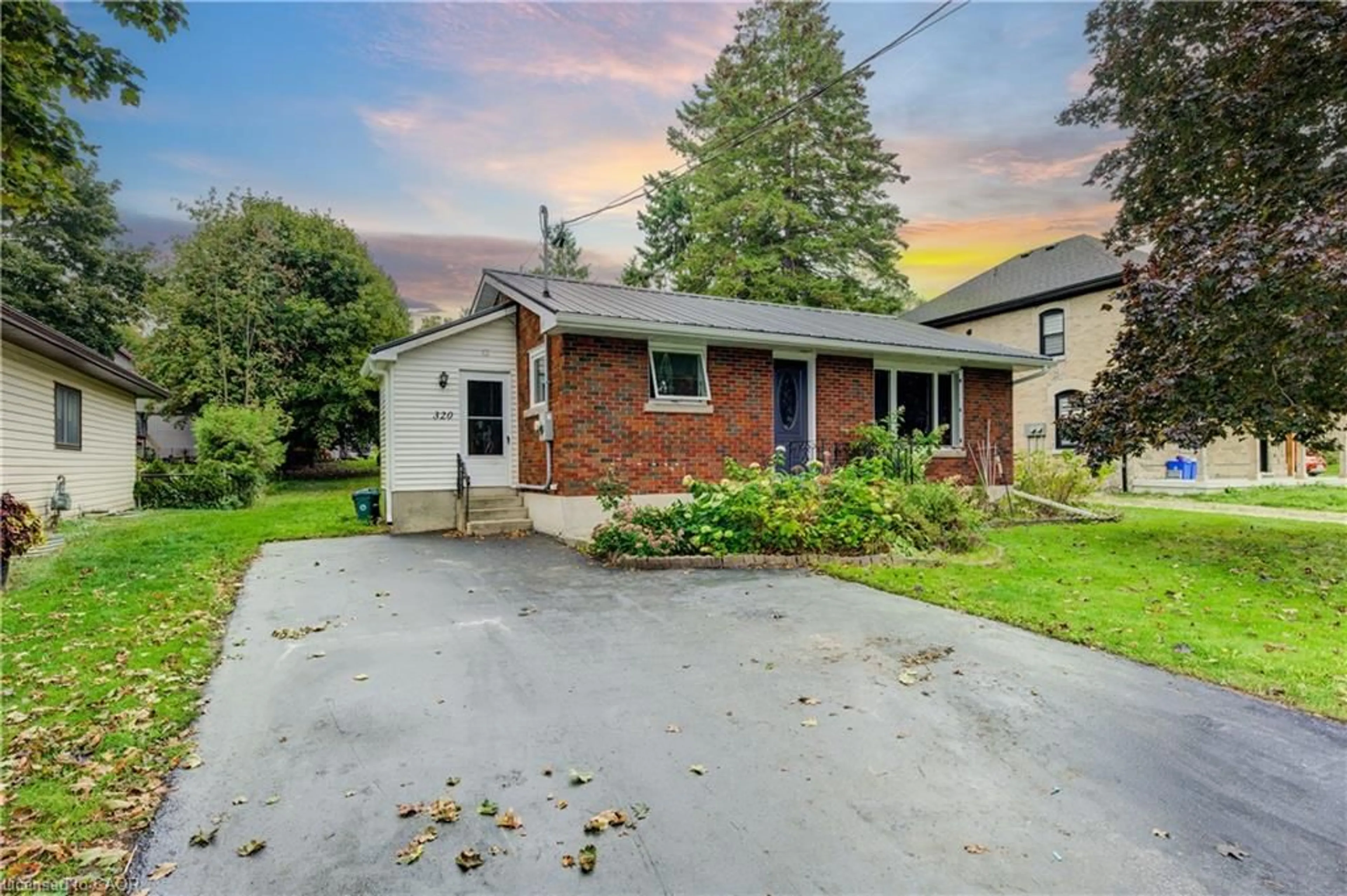Unknown for 320 William St, Mount Forest Ontario N0G 2L3