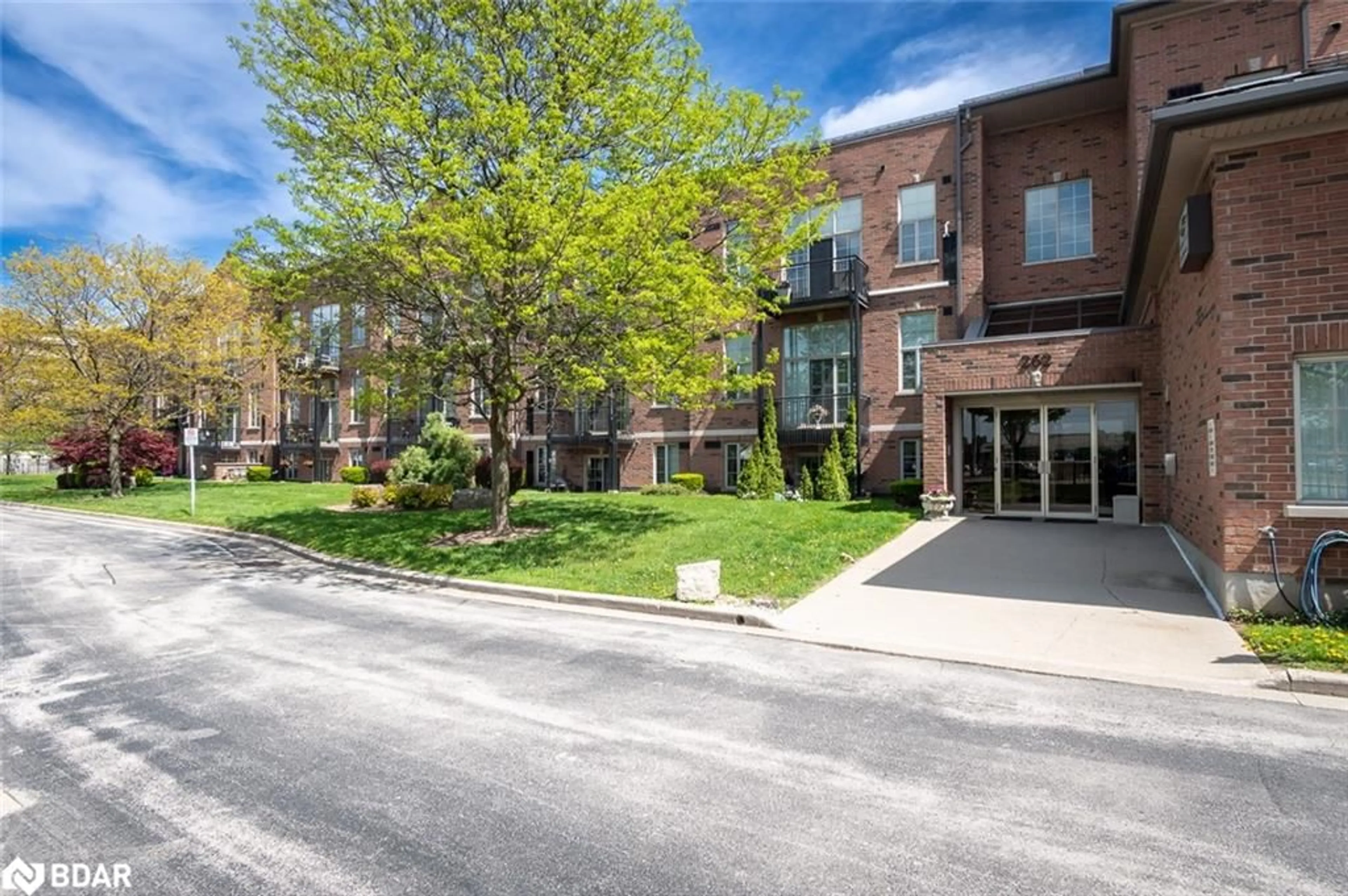 Patio, street for 262 Dundas St #318, Waterdown Ontario L8B 1A9