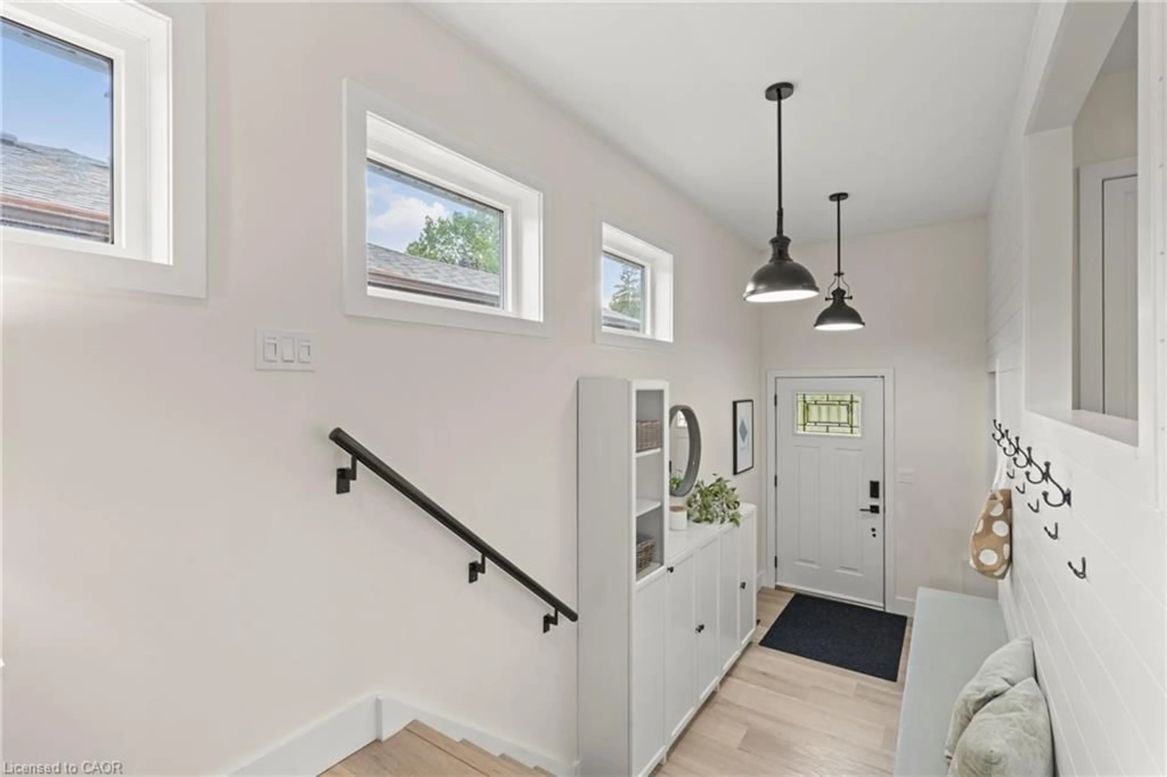 Indoor entryway for 345 Pepper Dr, Burlington Ontario L7R 3C8