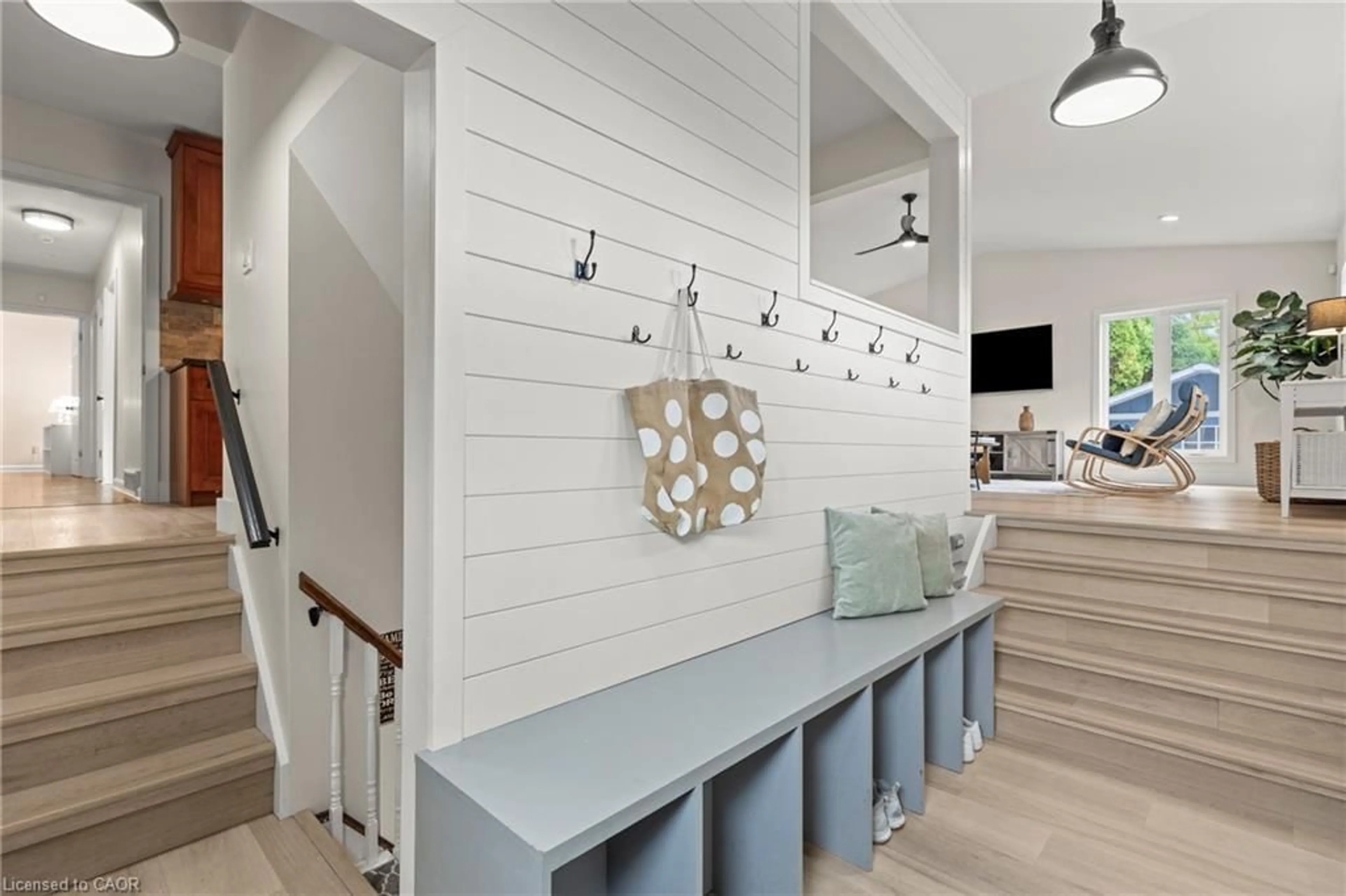 Indoor entryway for 345 Pepper Dr, Burlington Ontario L7R 3C8