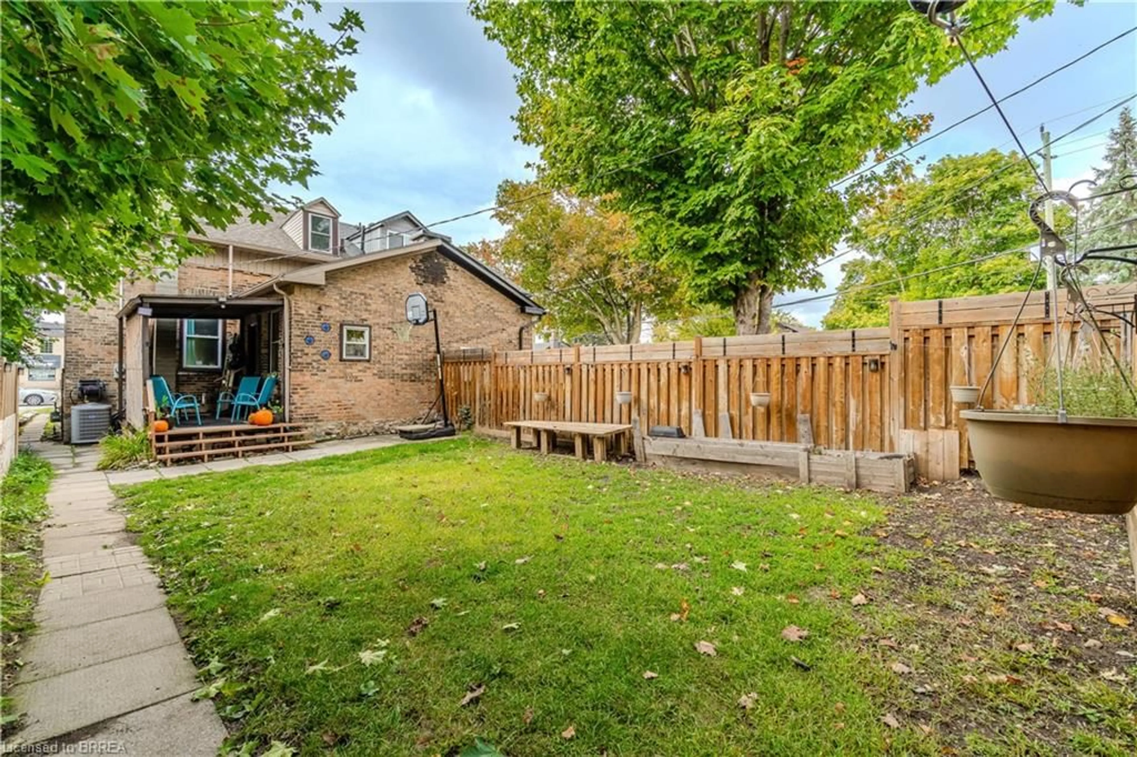 Patio, street for 75 Willow St, Paris Ontario N3L 2K8