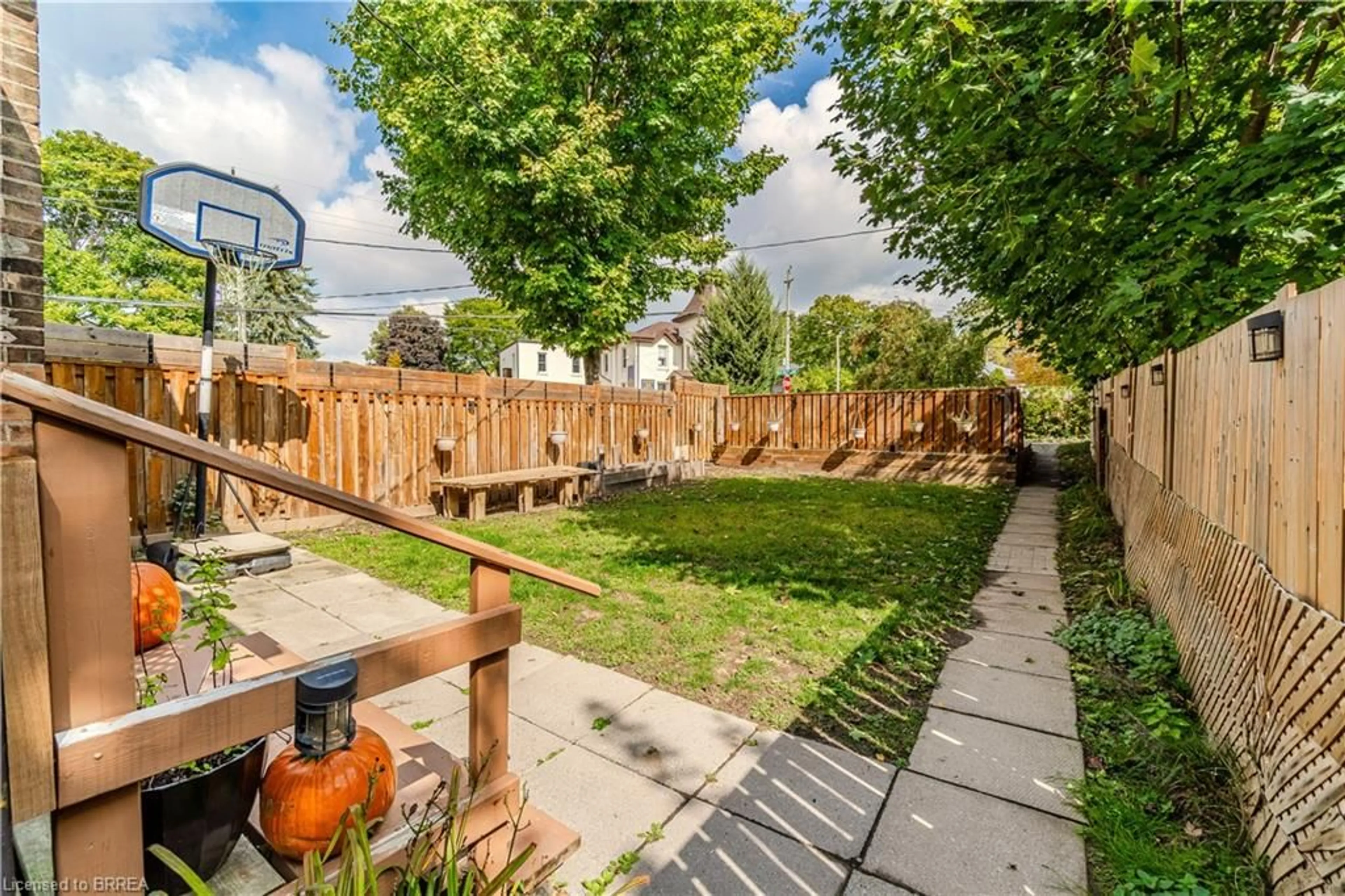 Patio, street for 75 Willow St, Paris Ontario N3L 2K8
