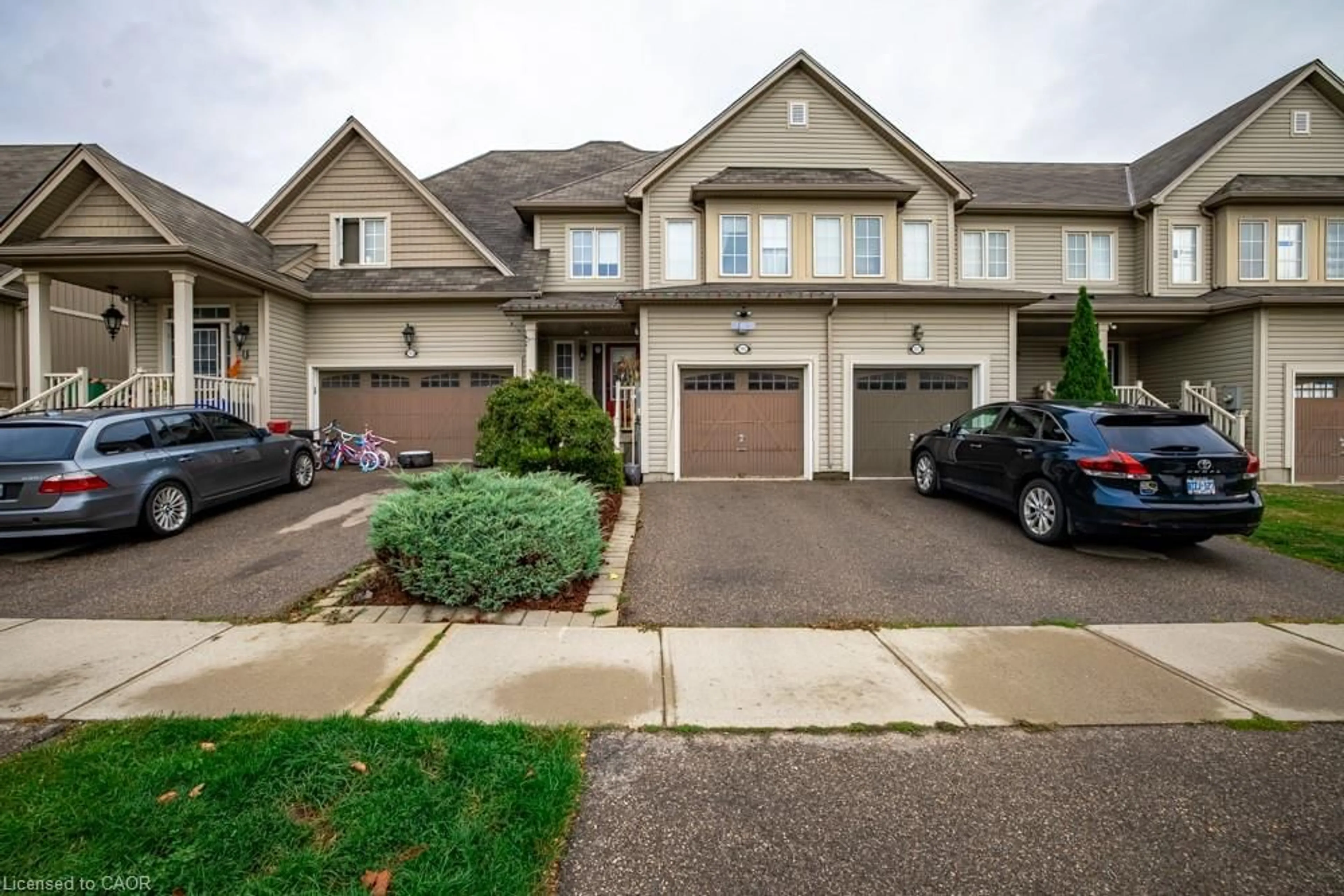 A pic from outside/outdoor area/front of a property/back of a property/a pic from drone, street for 105 Bisset Avenue Ave, Brantford Ontario N3T 0H4