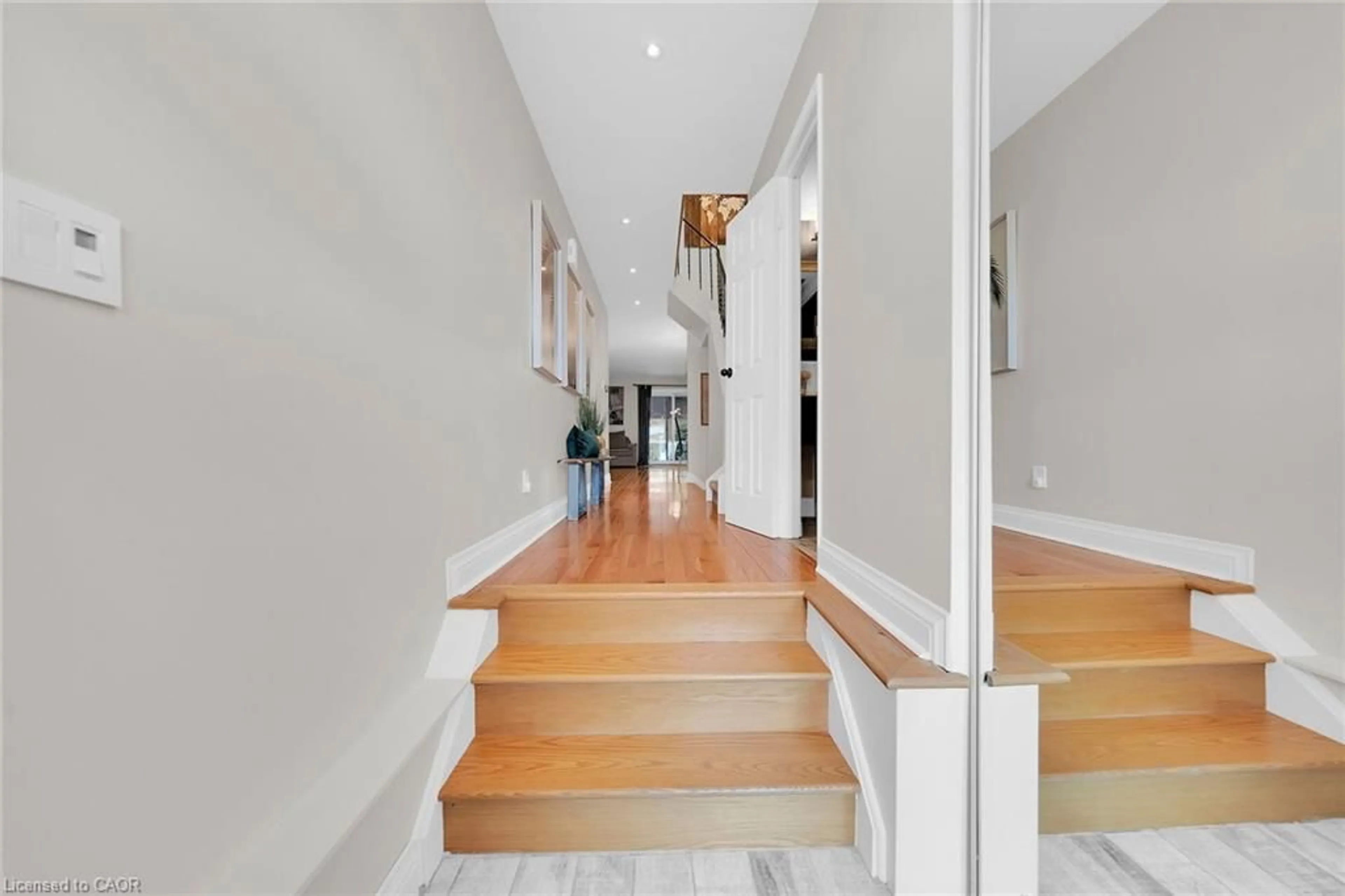 Indoor foyer for 2301 Cavendish Dr, Burlington Ontario L7P 3M3
