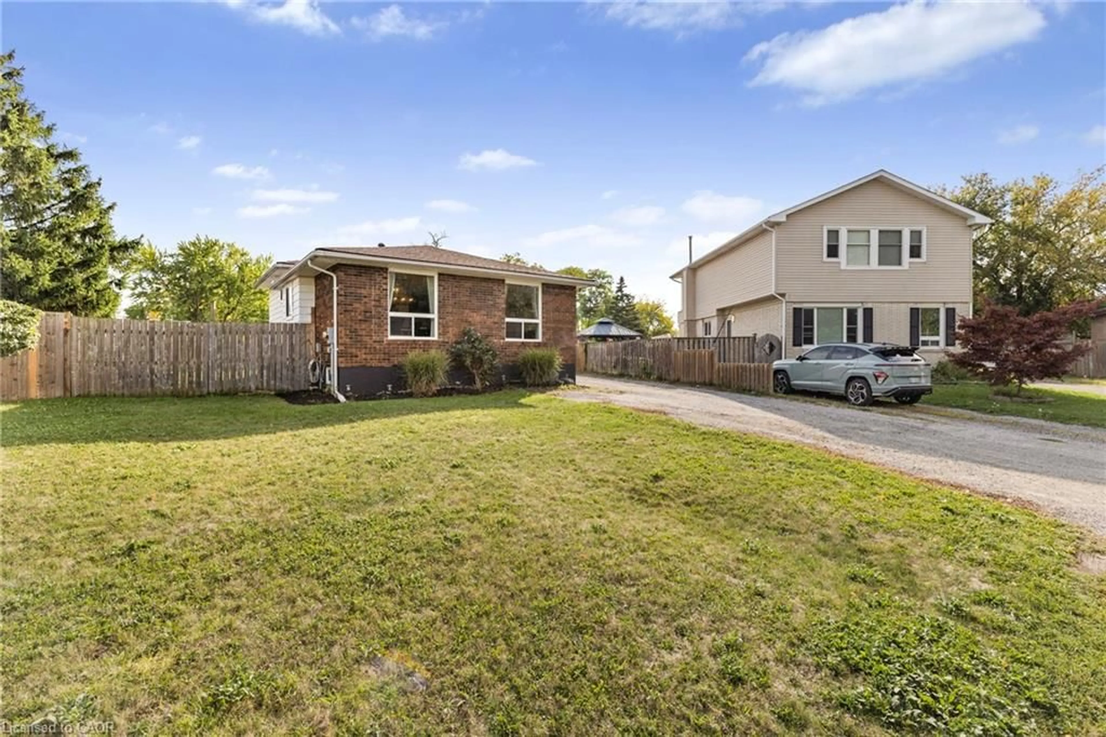 A pic from outside/outdoor area/front of a property/back of a property/a pic from drone, street for 16 Roxborough Crt, St. Catharines Ontario L2M 6E3