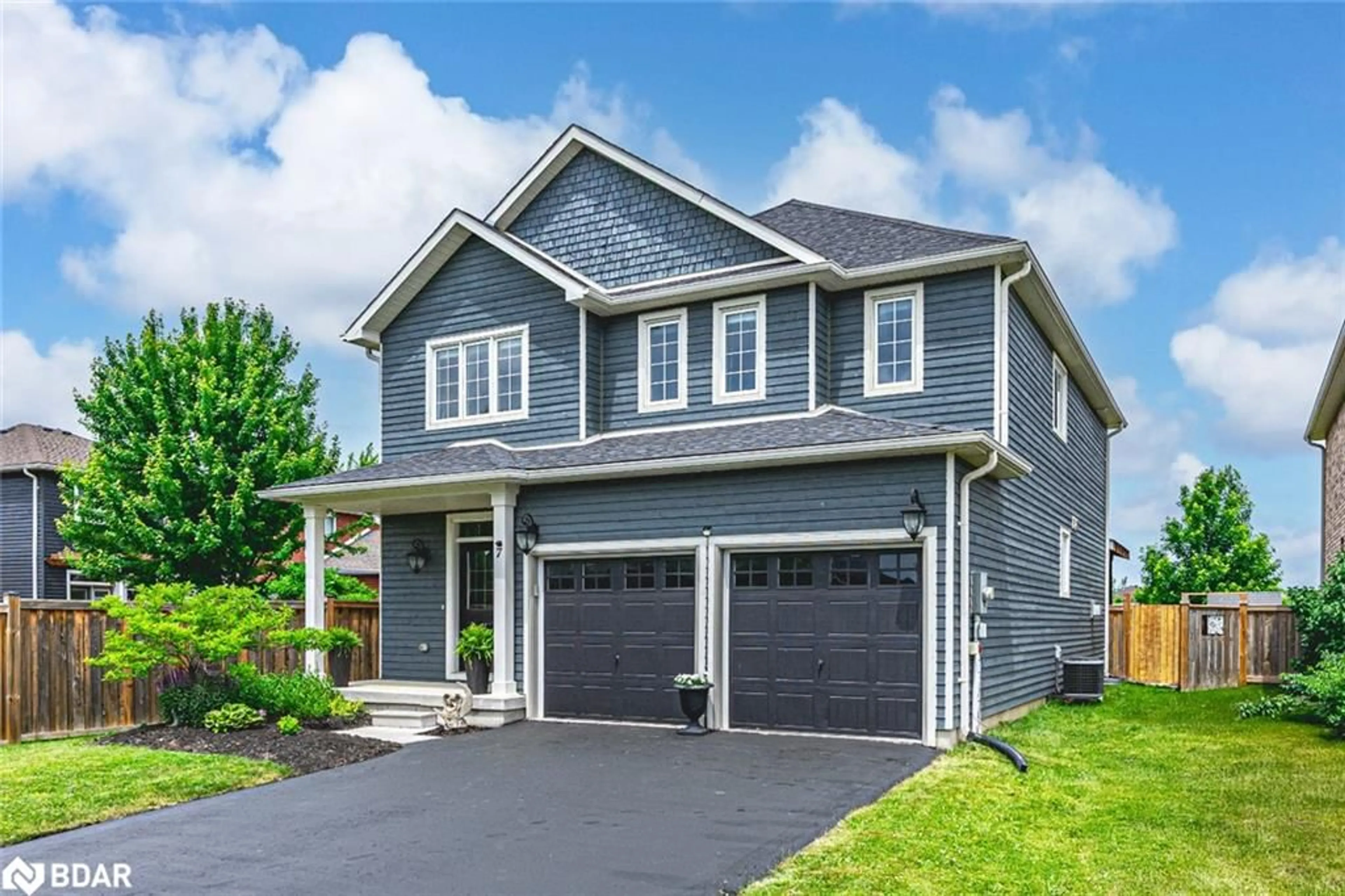 Home with vinyl exterior material, street for 7 Garbutt Cres, Collingwood Ontario L9Y 0H5