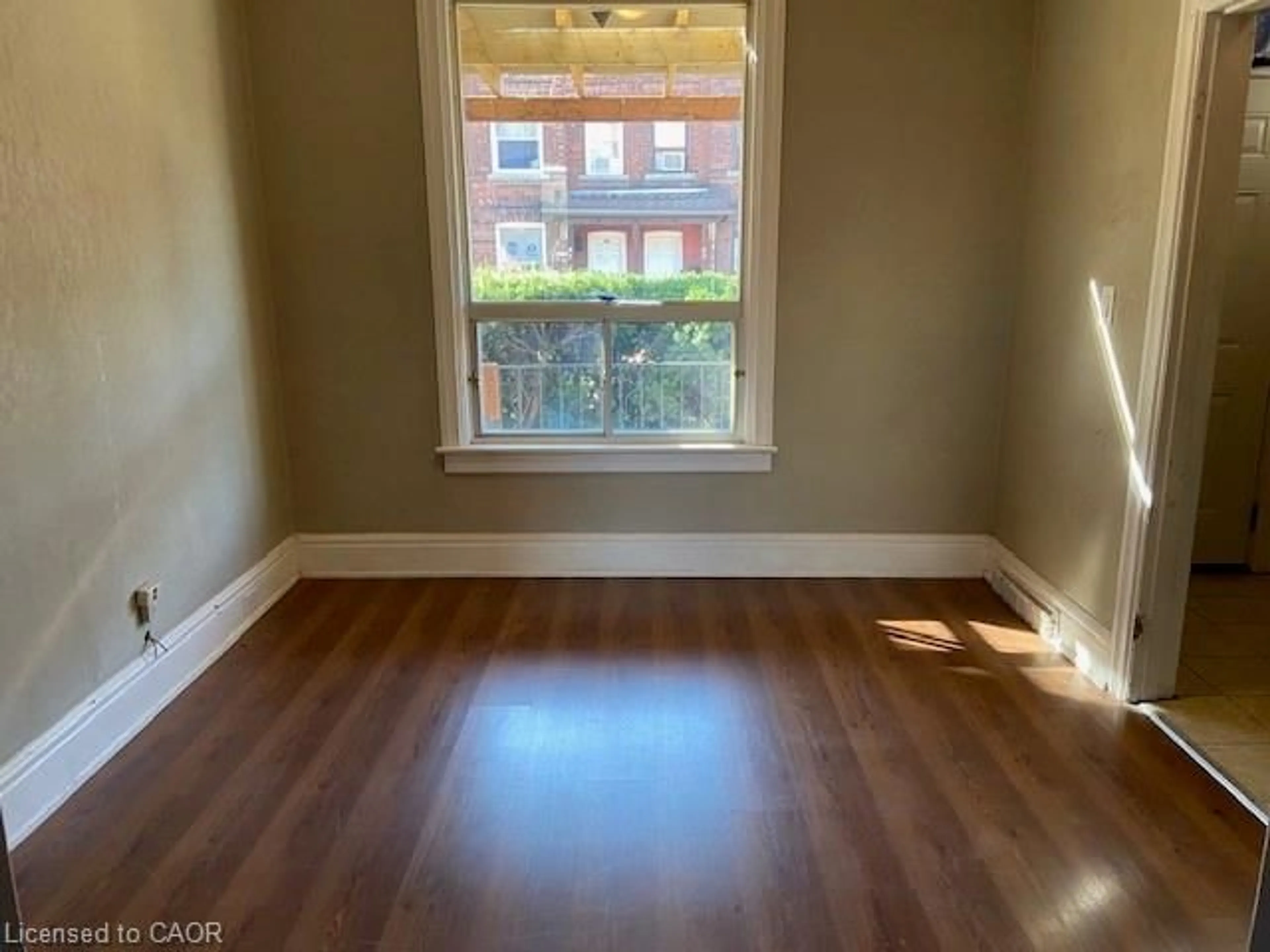 A pic of a room for 40 Madison Ave, Hamilton Ontario L8L 5Y4