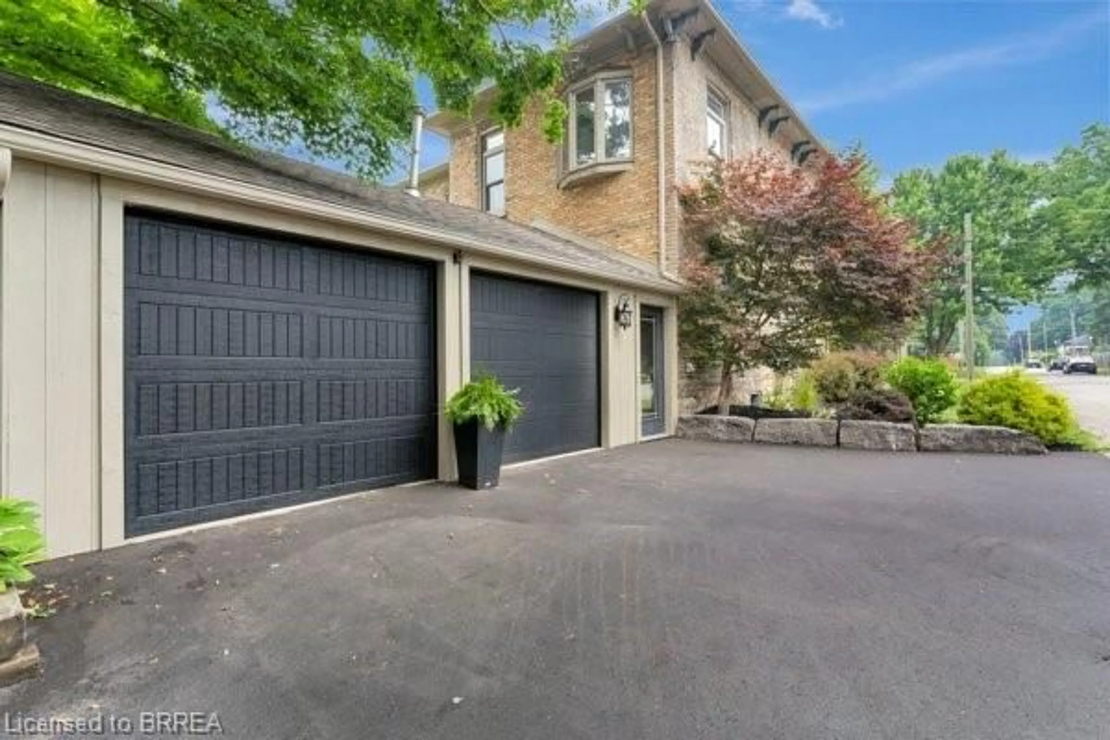 Indoor garage for 66 Banfield St, Paris Ontario N3L 2Z1