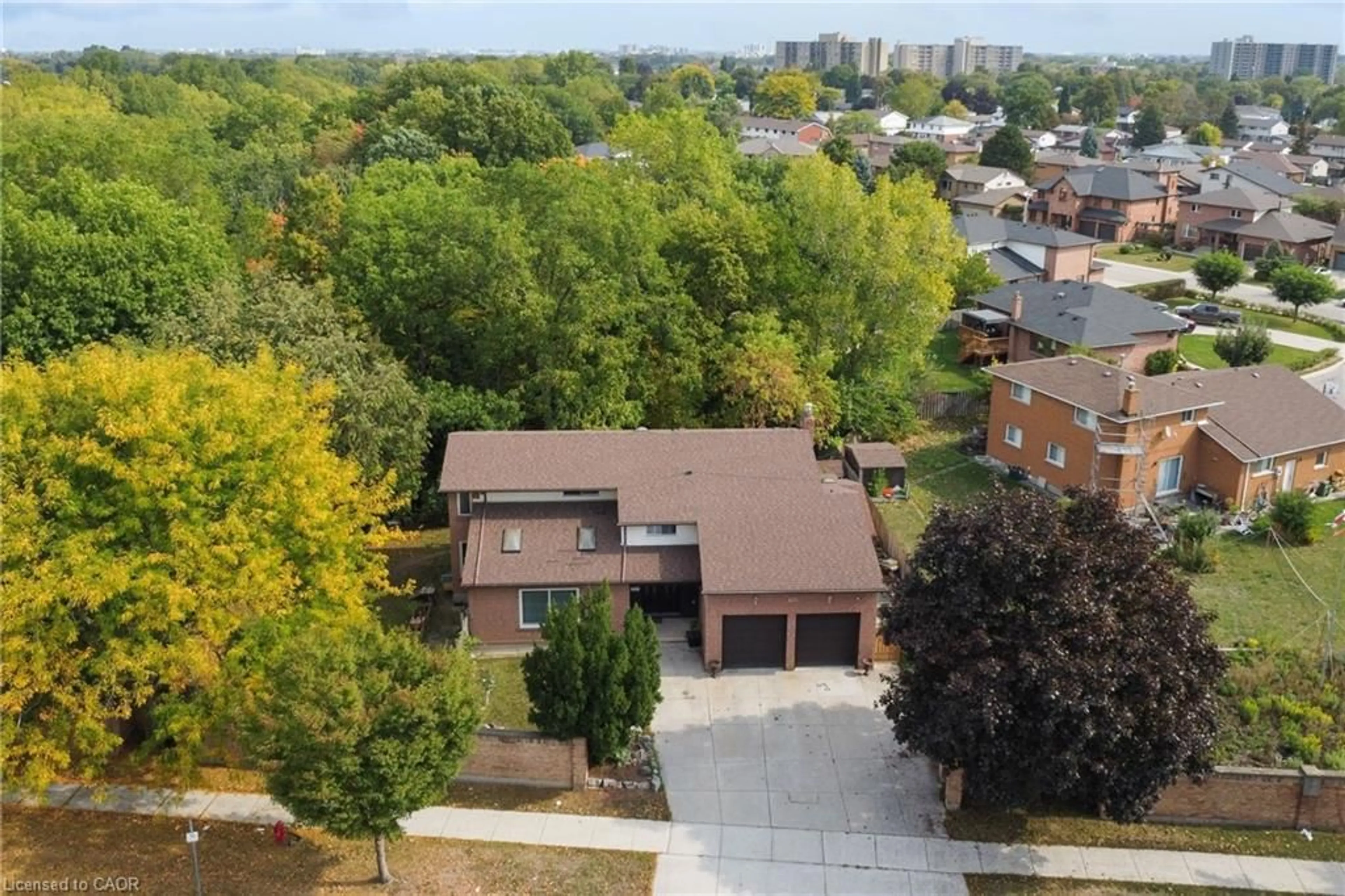 A pic from outside/outdoor area/front of a property/back of a property/a pic from drone, street for 425 Greenhill Ave, Hamilton Ontario L8K 6P5