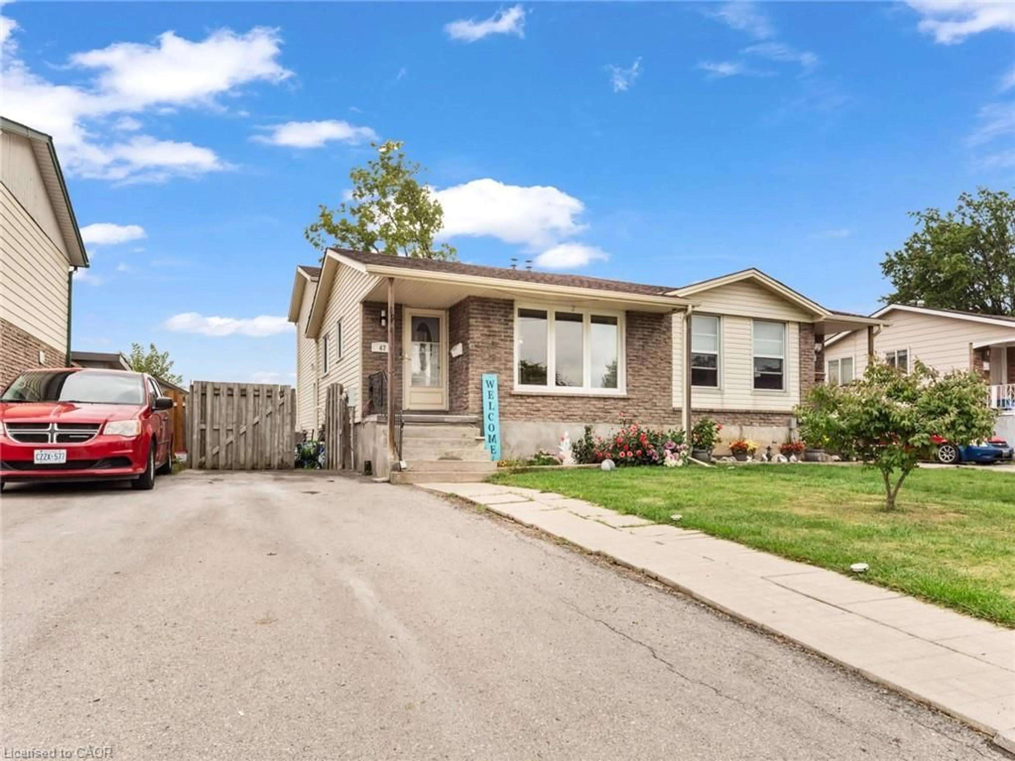 Home with vinyl exterior material, street for 47 Canterbury Dr, St. Catharines Ontario L2P 3M6