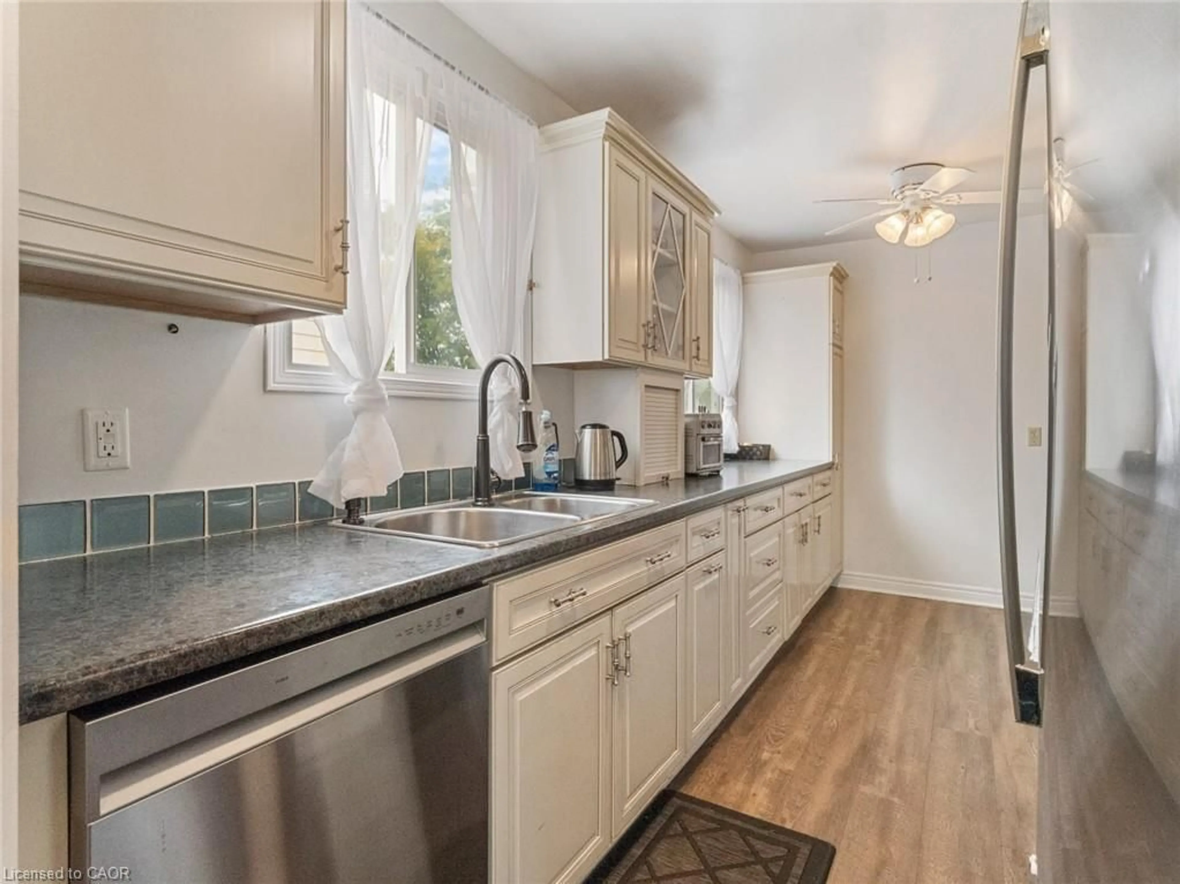 Standard kitchen, ceramic/tile floor for 47 Canterbury Dr, St. Catharines Ontario L2P 3M6