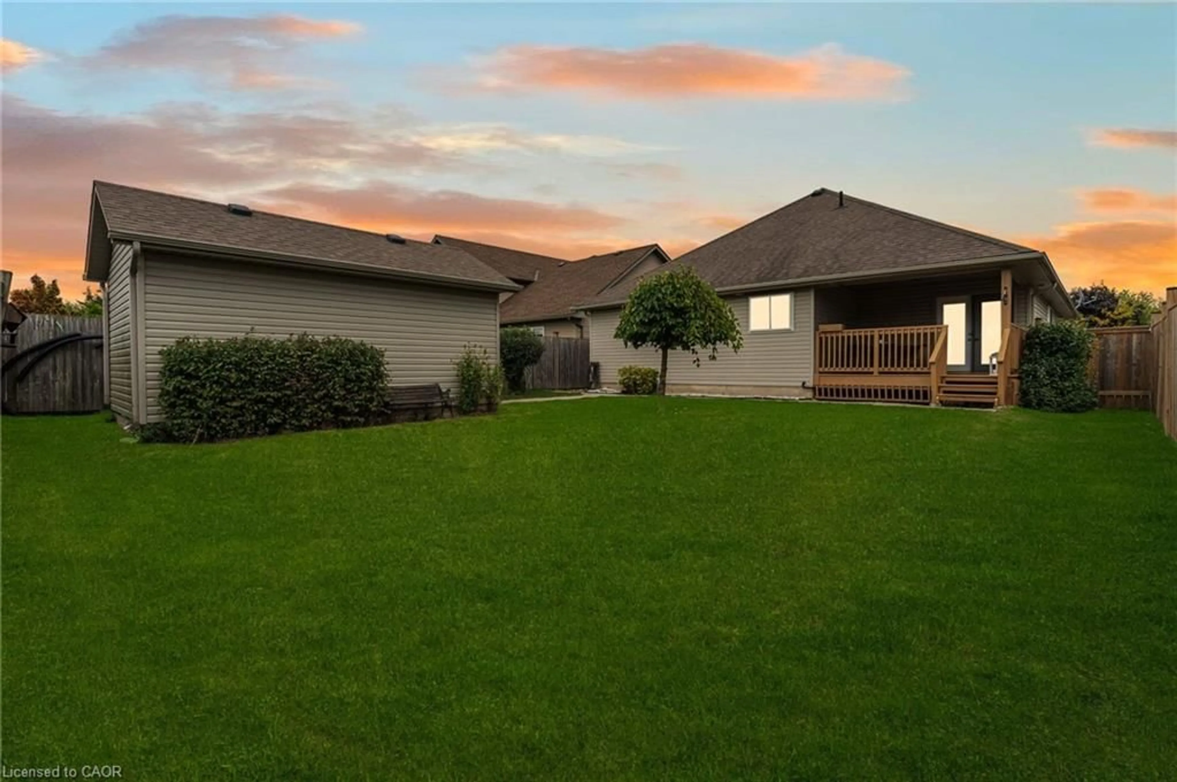 A pic from outside/outdoor area/front of a property/back of a property/a pic from drone, unknown for 33 Sarah Cres, Smithville Ontario L0R 2A0