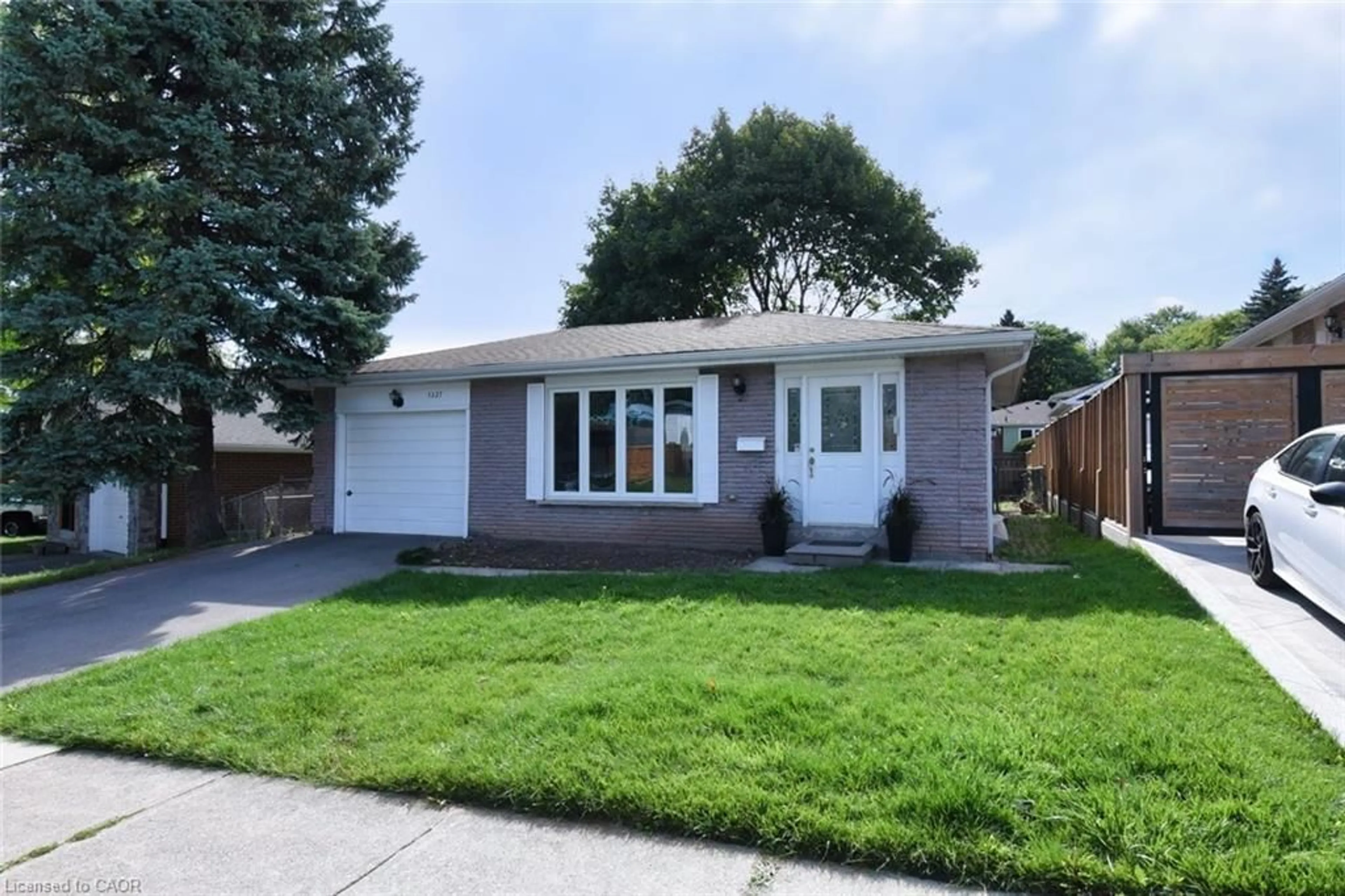 Home with vinyl exterior material, street for 1327 Janina Blvd, Burlington Ontario L7P 1K5