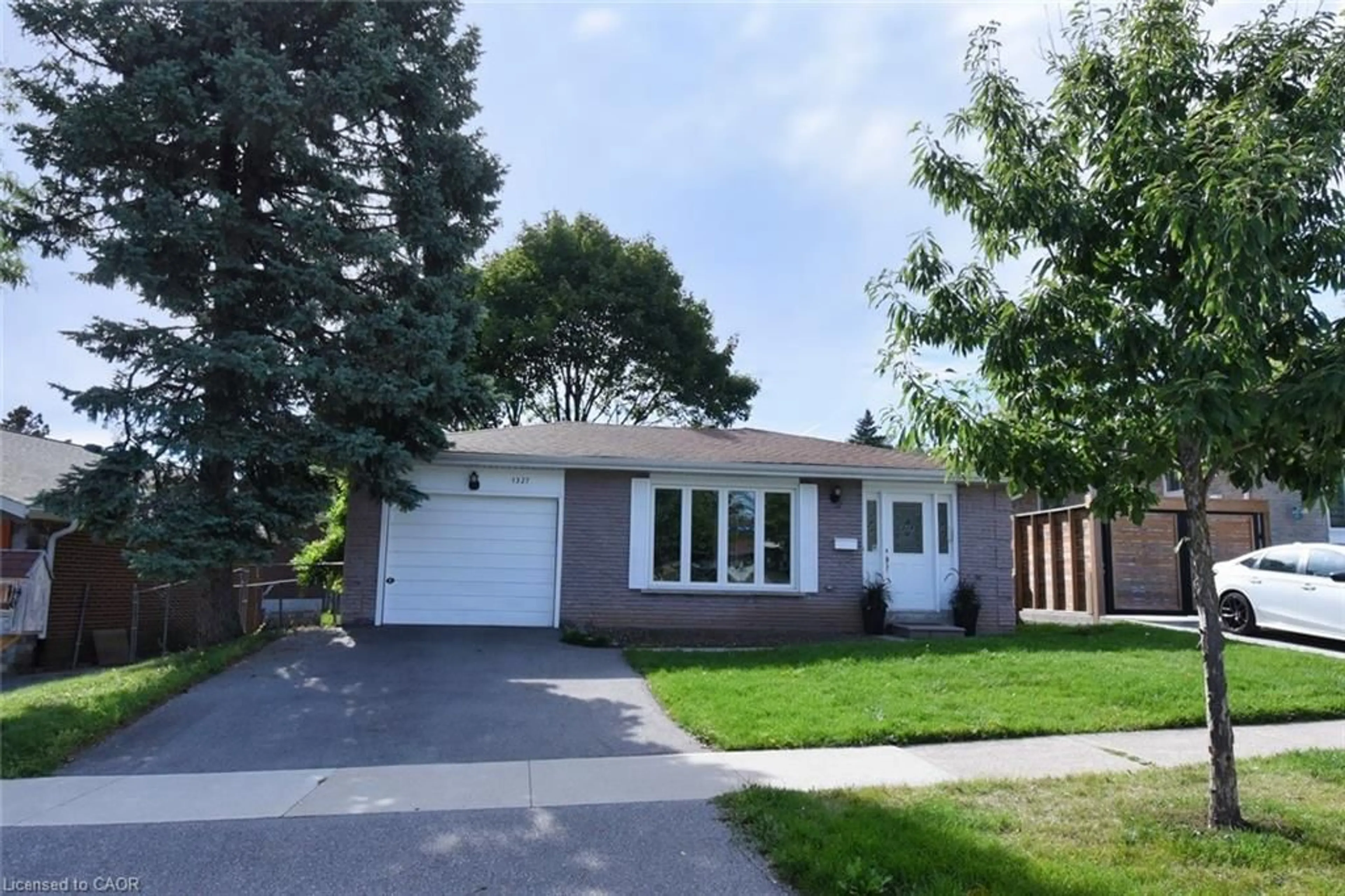 Home with vinyl exterior material, street for 1327 Janina Blvd, Burlington Ontario L7P 1K5