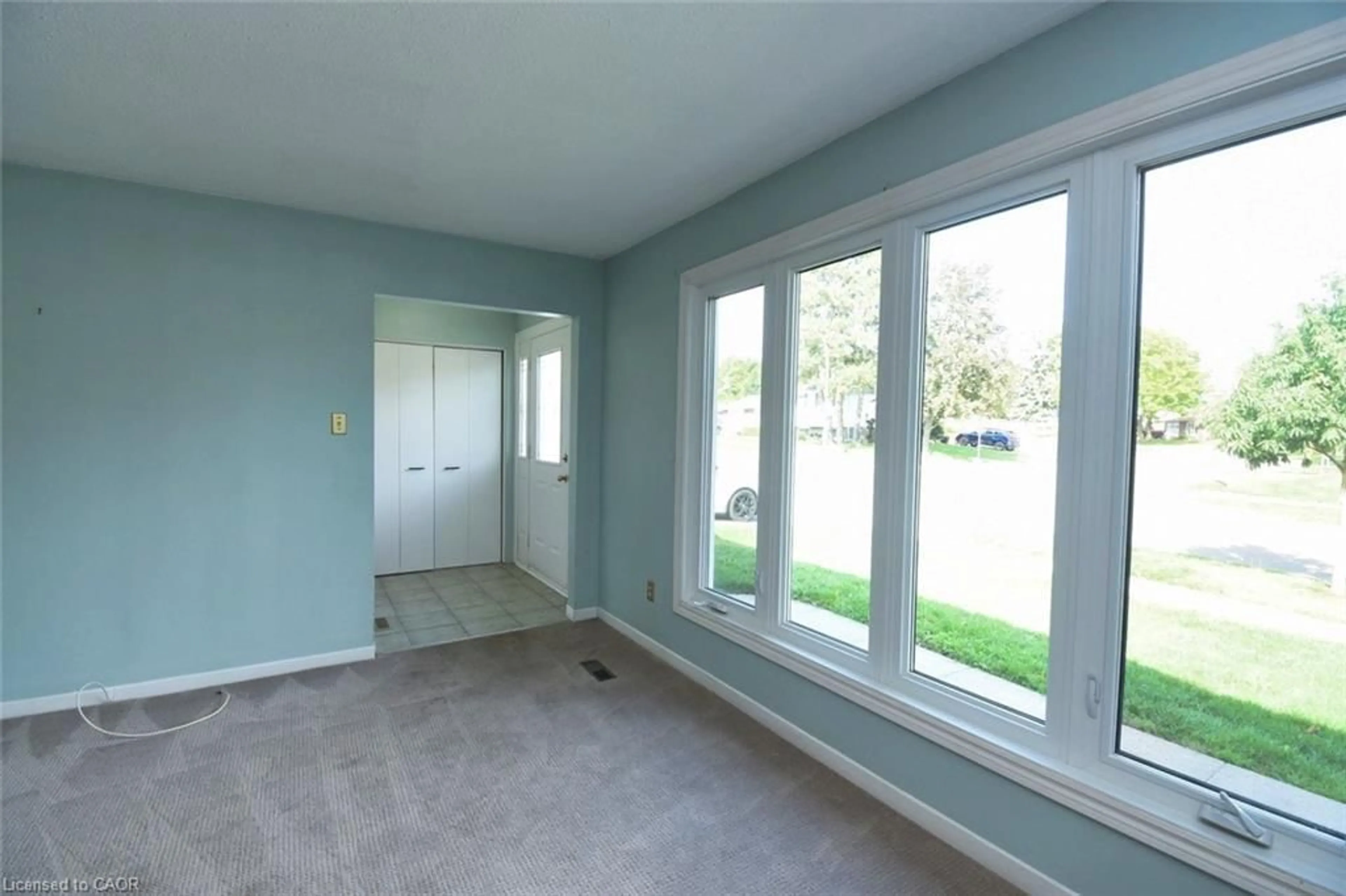 A pic of a room for 1327 Janina Blvd, Burlington Ontario L7P 1K5