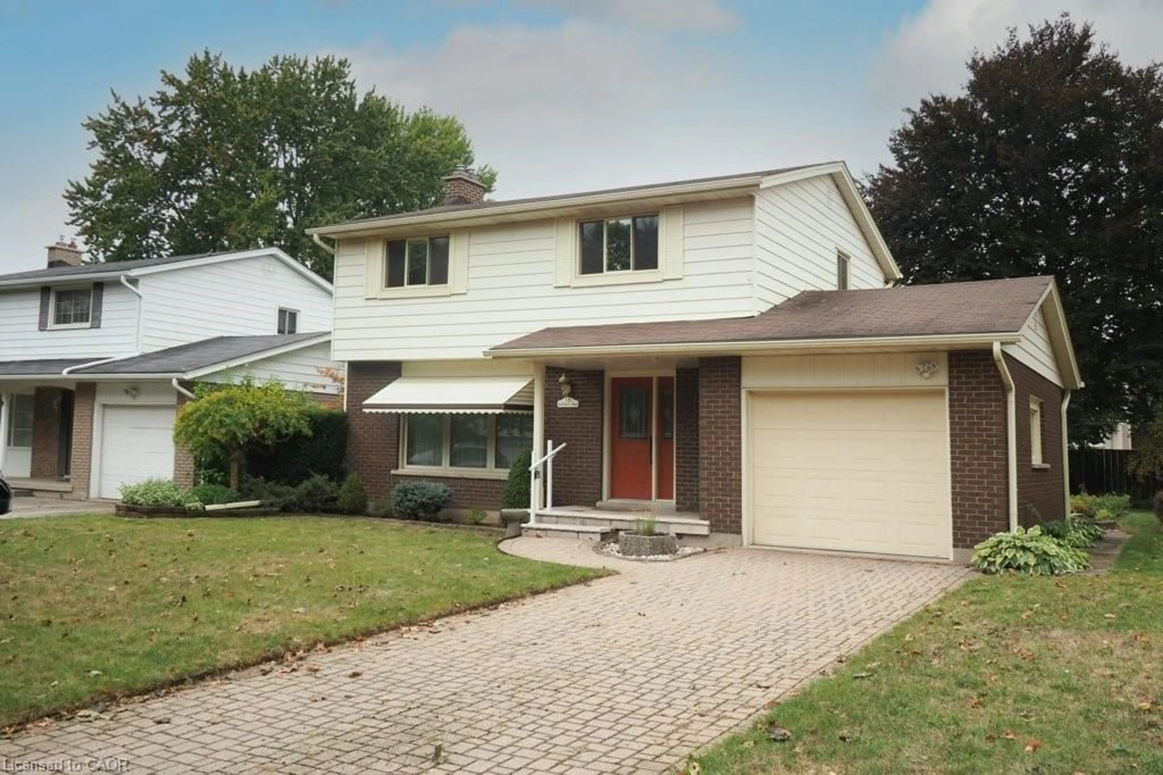 Home with vinyl exterior material, street for 15 Niagara Rd, Kitchener Ontario N2B 1T1