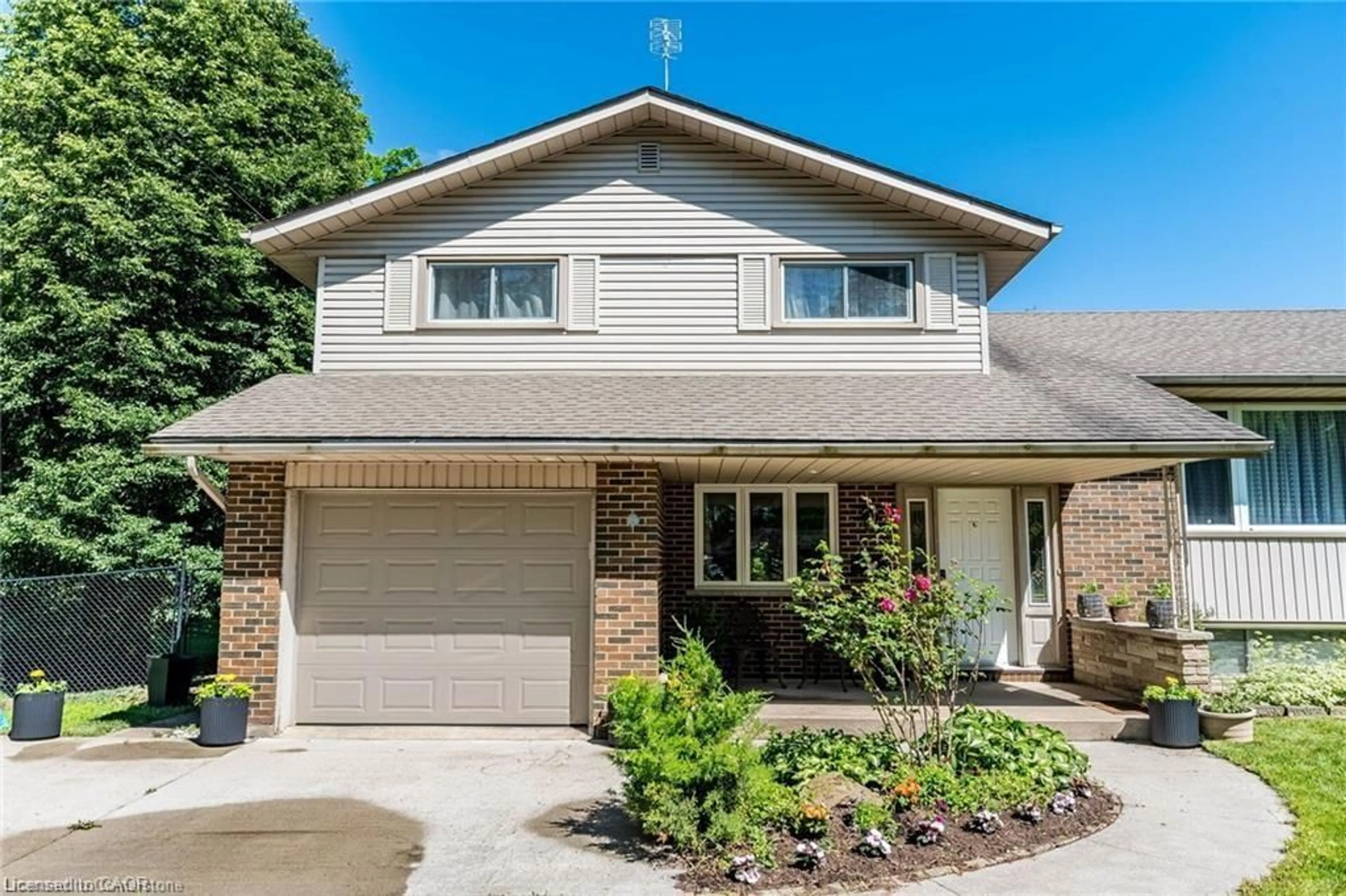 Home with brick exterior material, street for 3 Colonial Crt, St. Catharines Ontario L2N 2R2