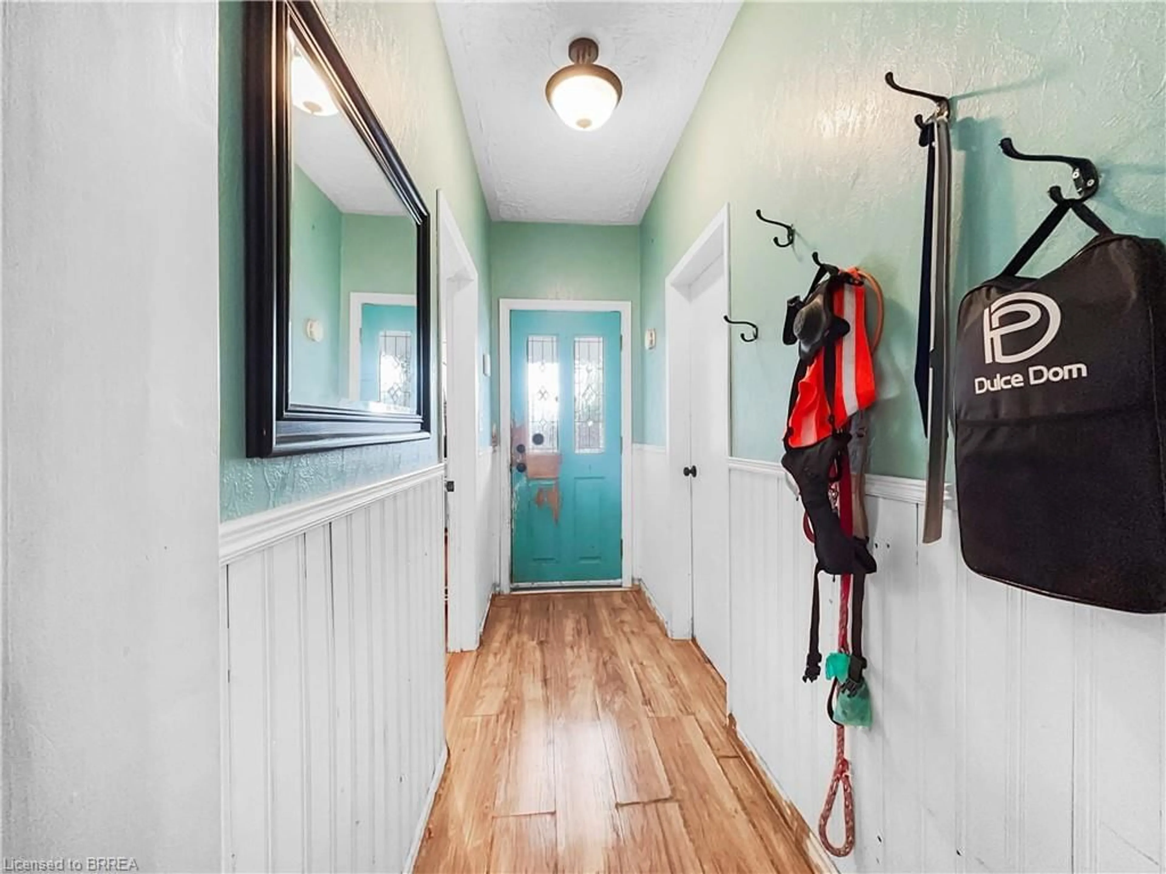 Indoor entryway for 12 Bedford St, Brantford Ontario N3T 3Z9