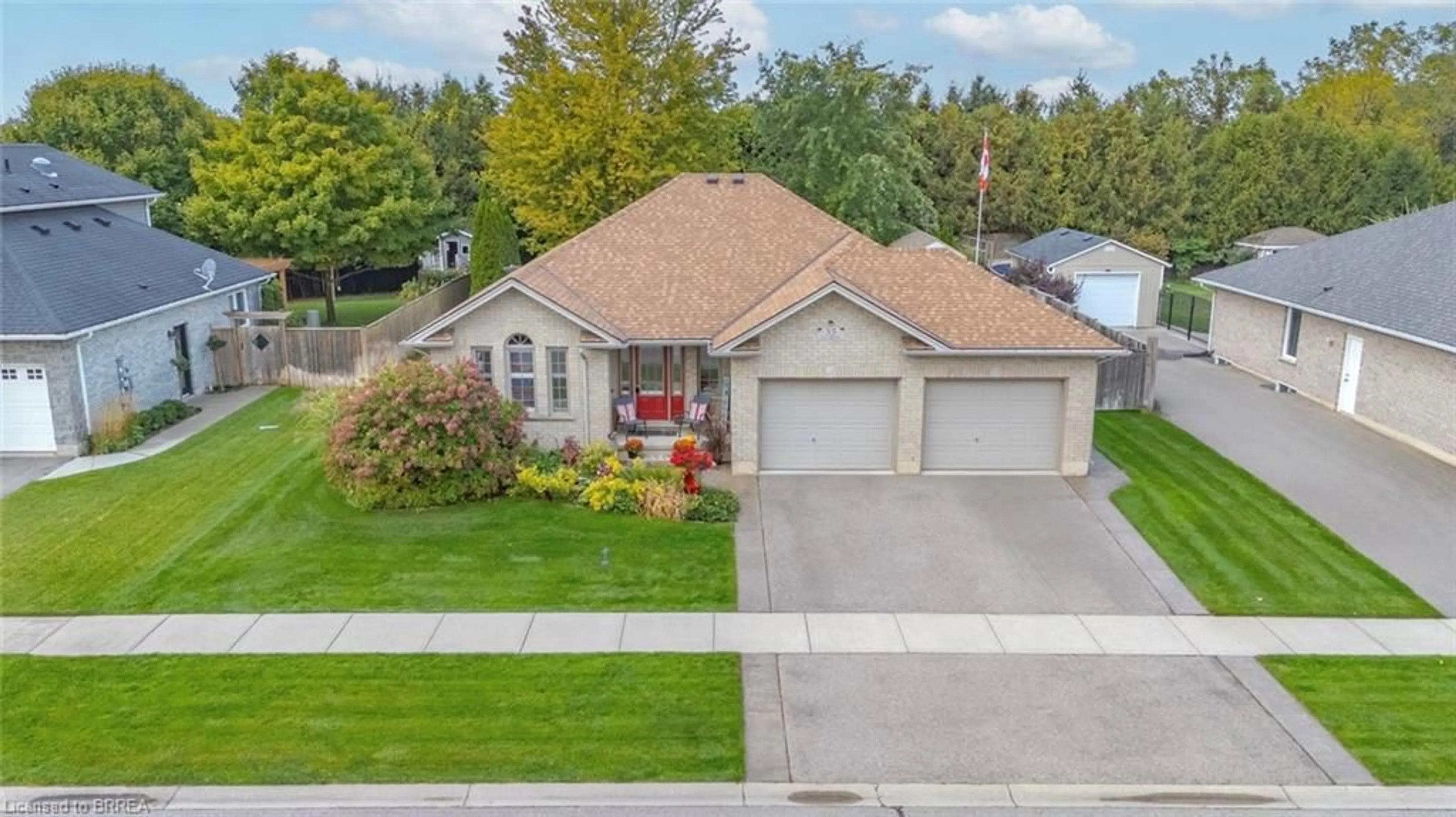 A pic from outside/outdoor area/front of a property/back of a property/a pic from drone, street for 35 Yu Blvd, Waterford Ontario N0E 1Y0