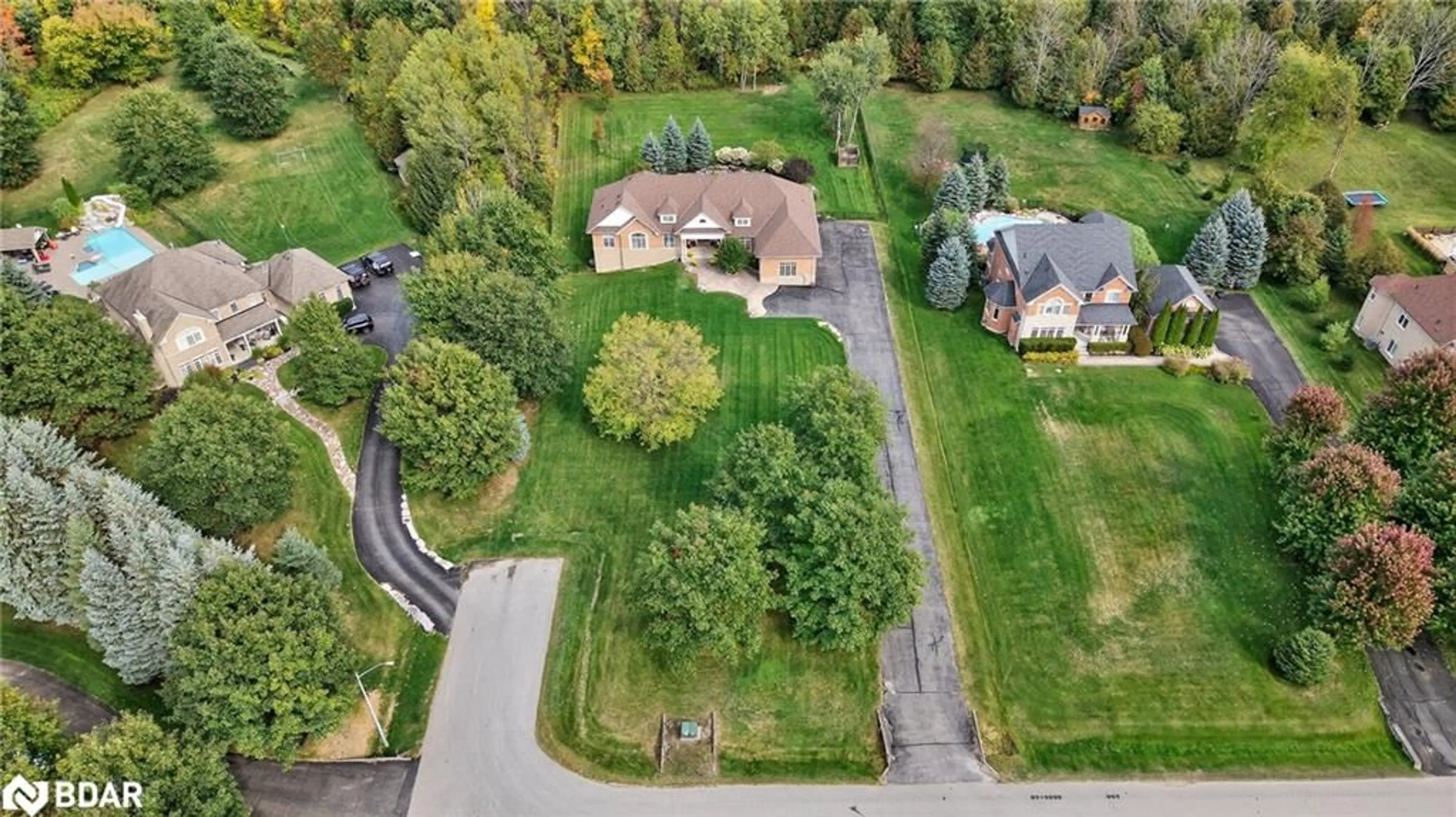 A pic from outside/outdoor area/front of a property/back of a property/a pic from drone, street for 60 Underhill Court Crt, Alliston Ontario L9R 1V2