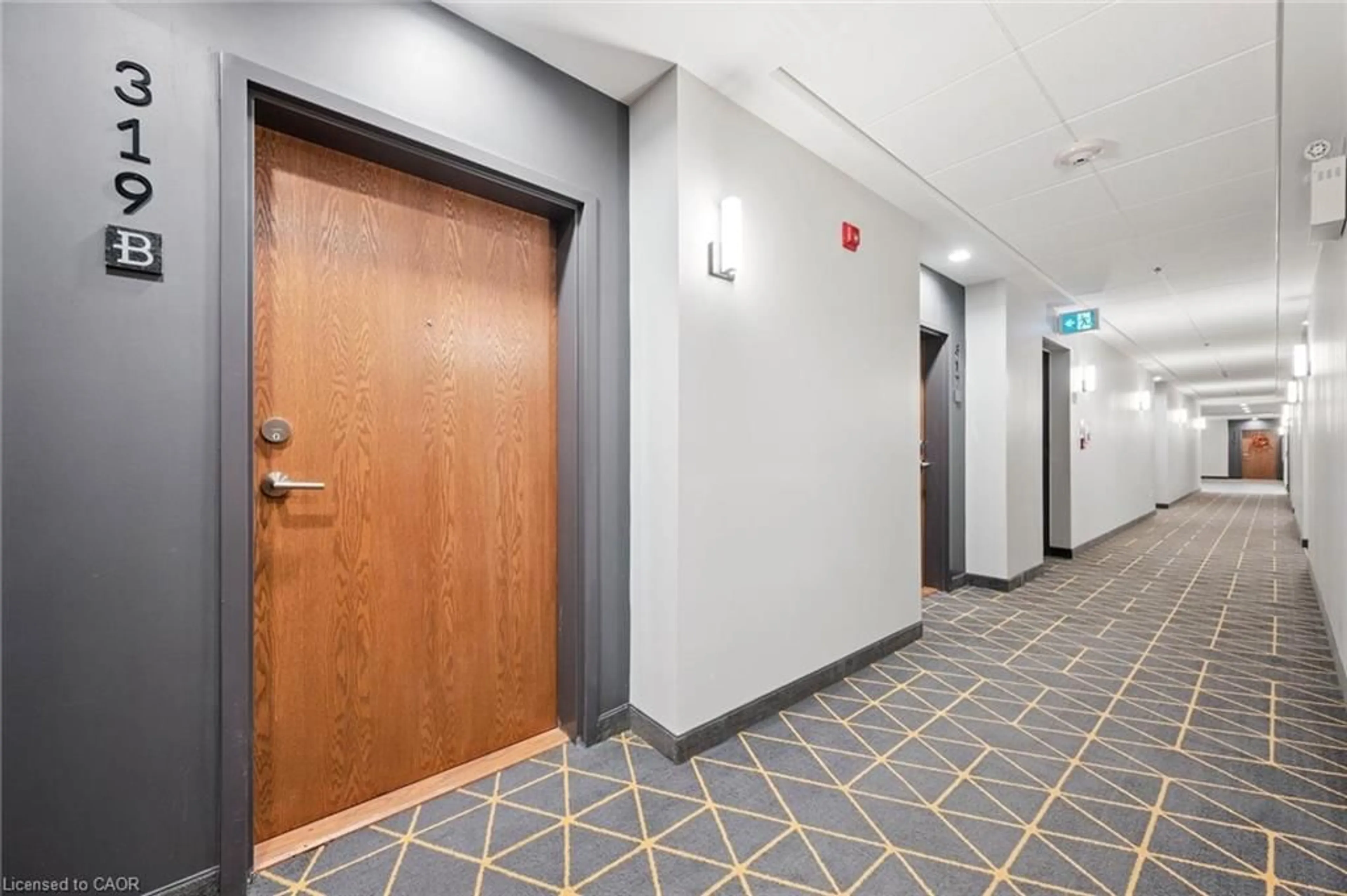 Indoor foyer for 251 Northfield Dr #319, Waterloo Ontario N2K 0G9