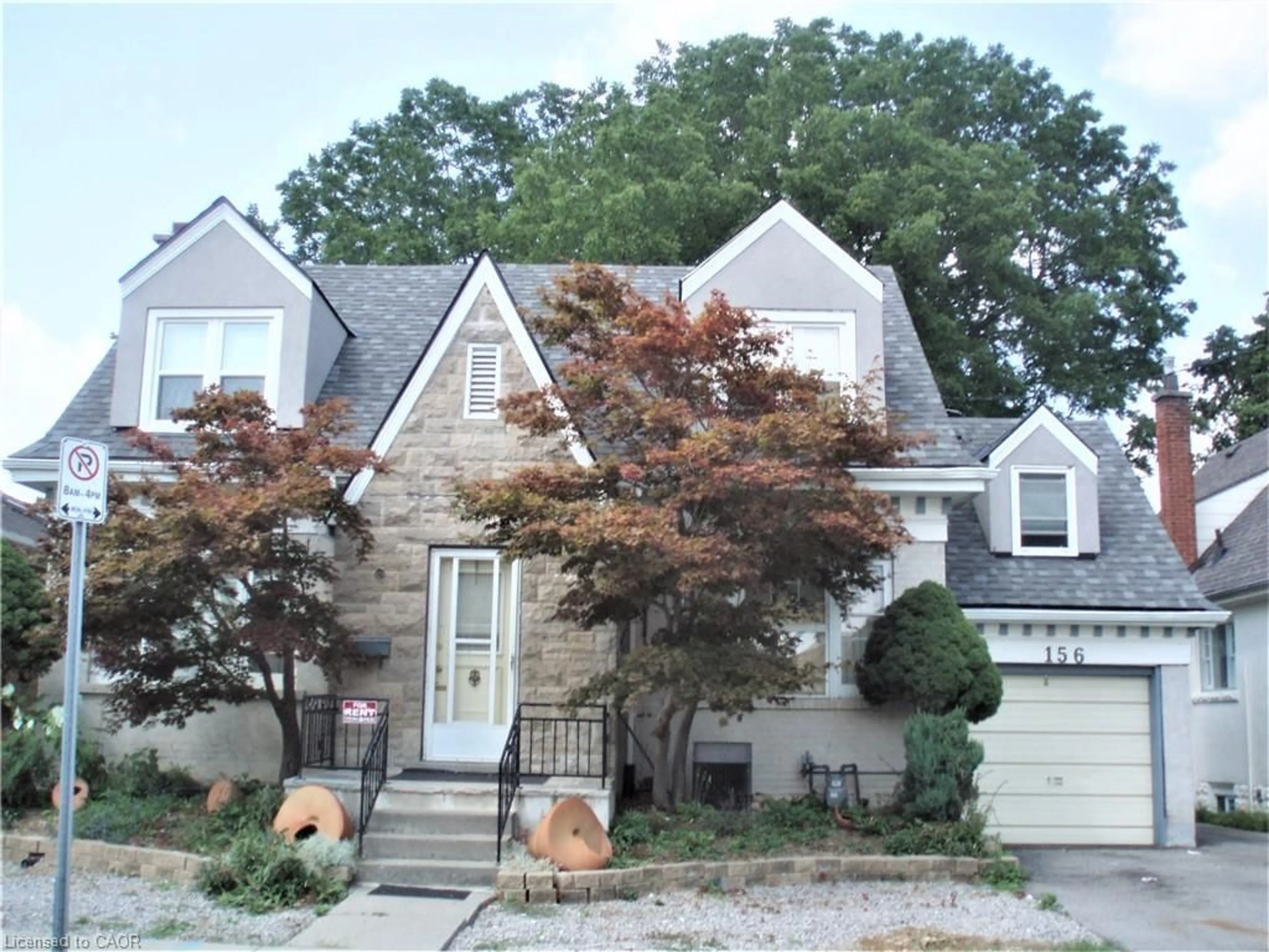 Home with vinyl exterior material, street for 156 Bond St, Hamilton Ontario L8S 1T2