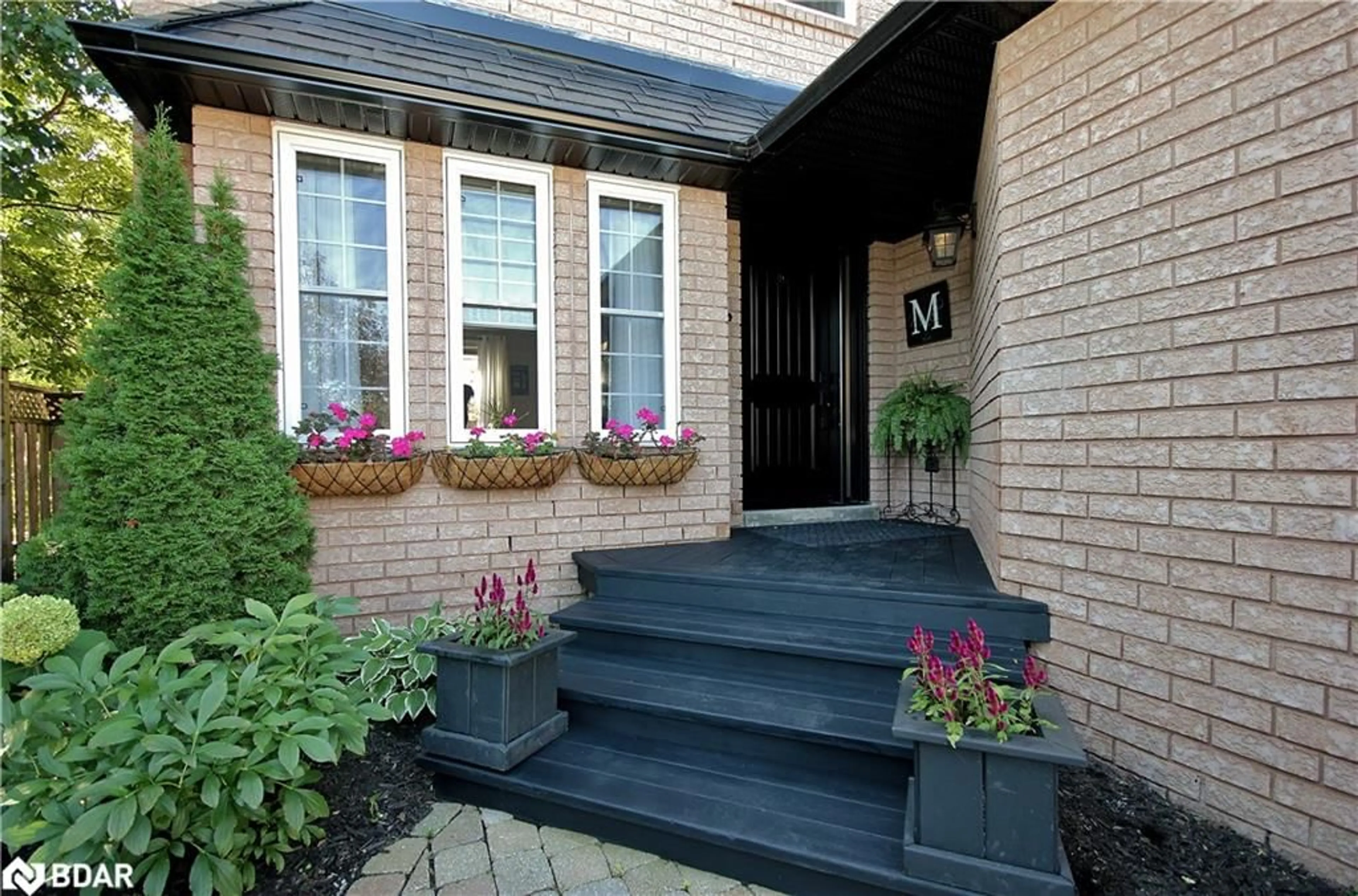 Indoor entryway for 1084 Winnifred Crt, Innisfil Ontario L9S 2B3