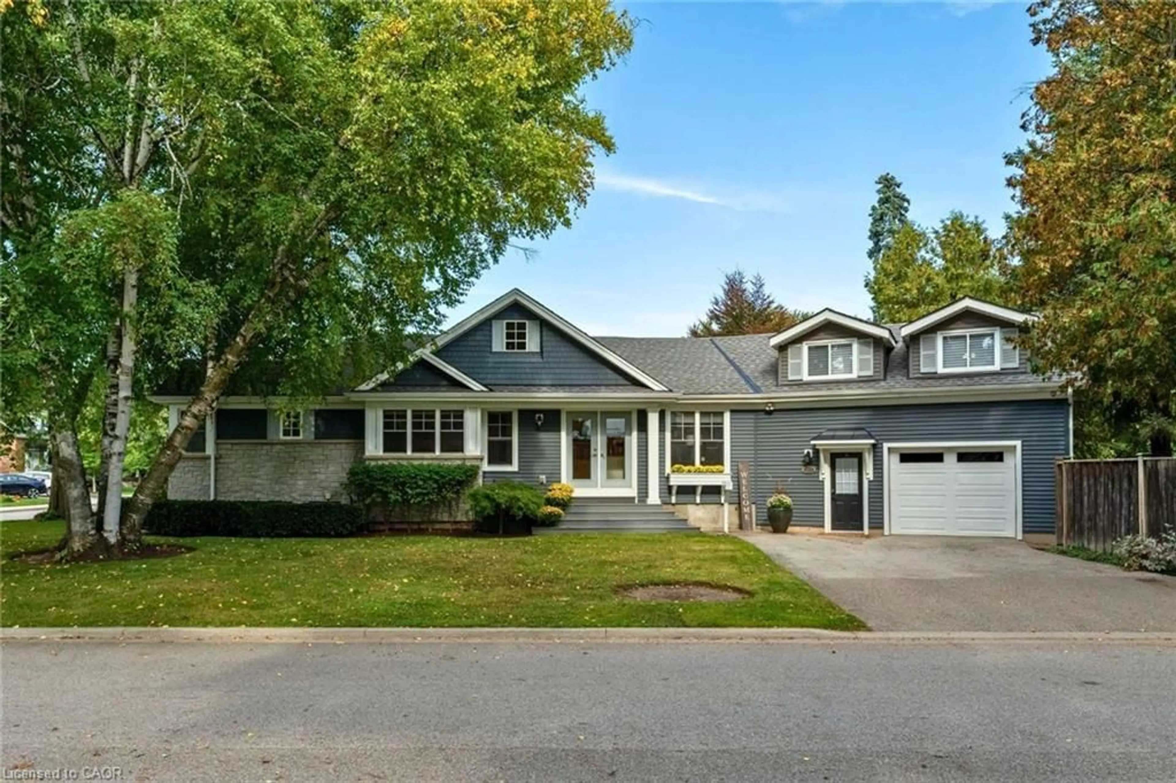 Home with vinyl exterior material, street for 313 Delaware Ave, Burlington Ontario L7R 3B3