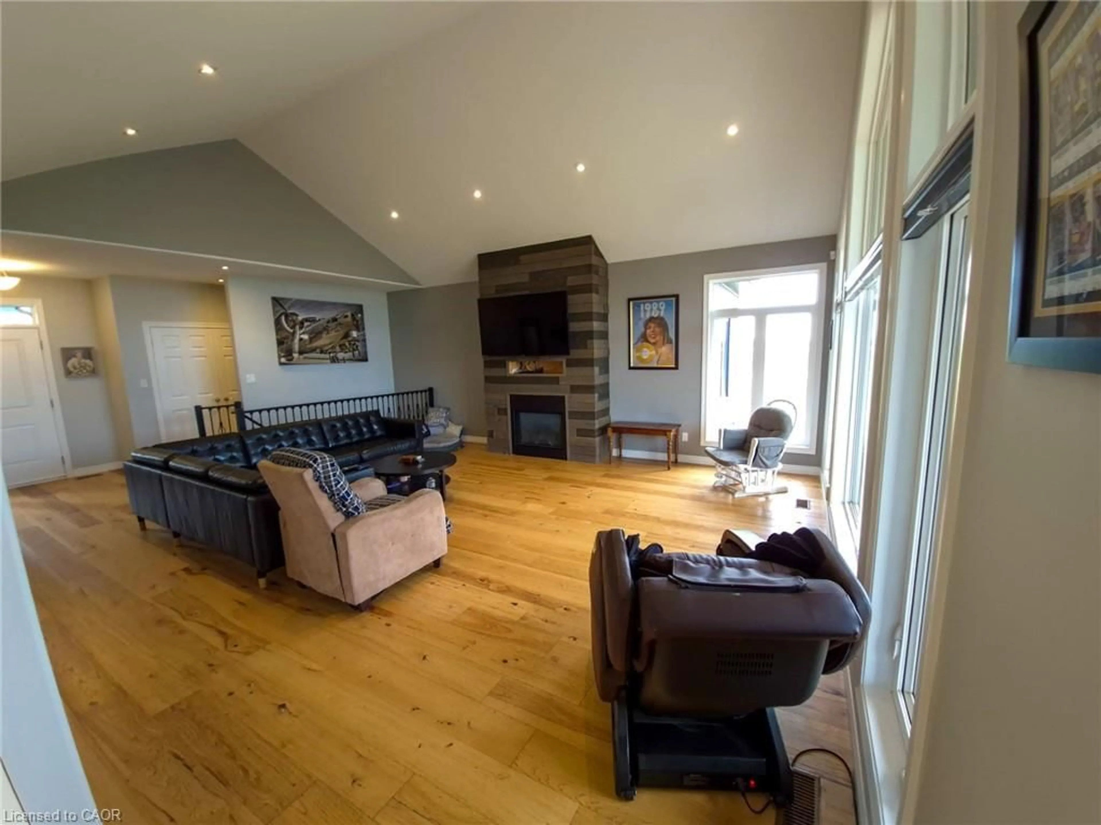 Living room with furniture, wood/laminate floor for 1 Phillips Crt, Dunnville Ontario N1A 2W2