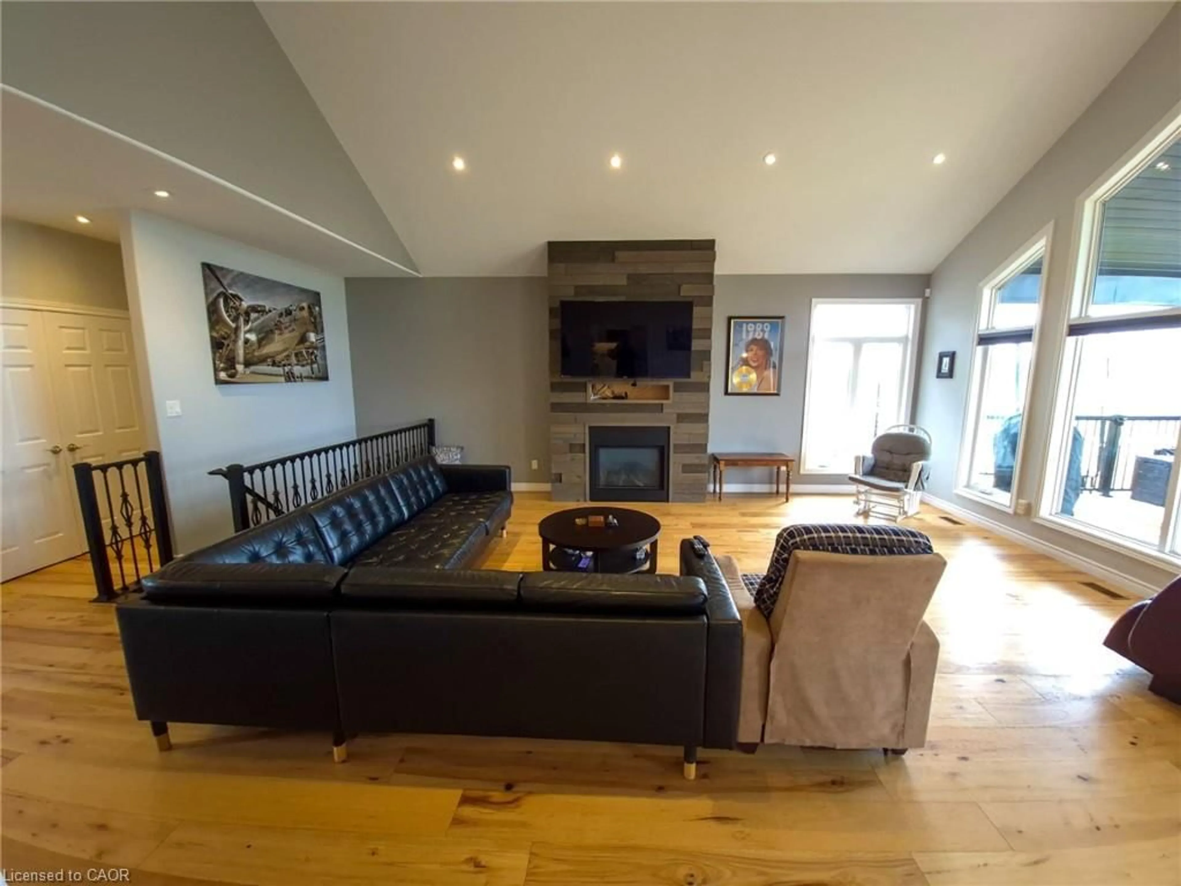 Living room with furniture, wood/laminate floor for 1 Phillips Crt, Dunnville Ontario N1A 2W2