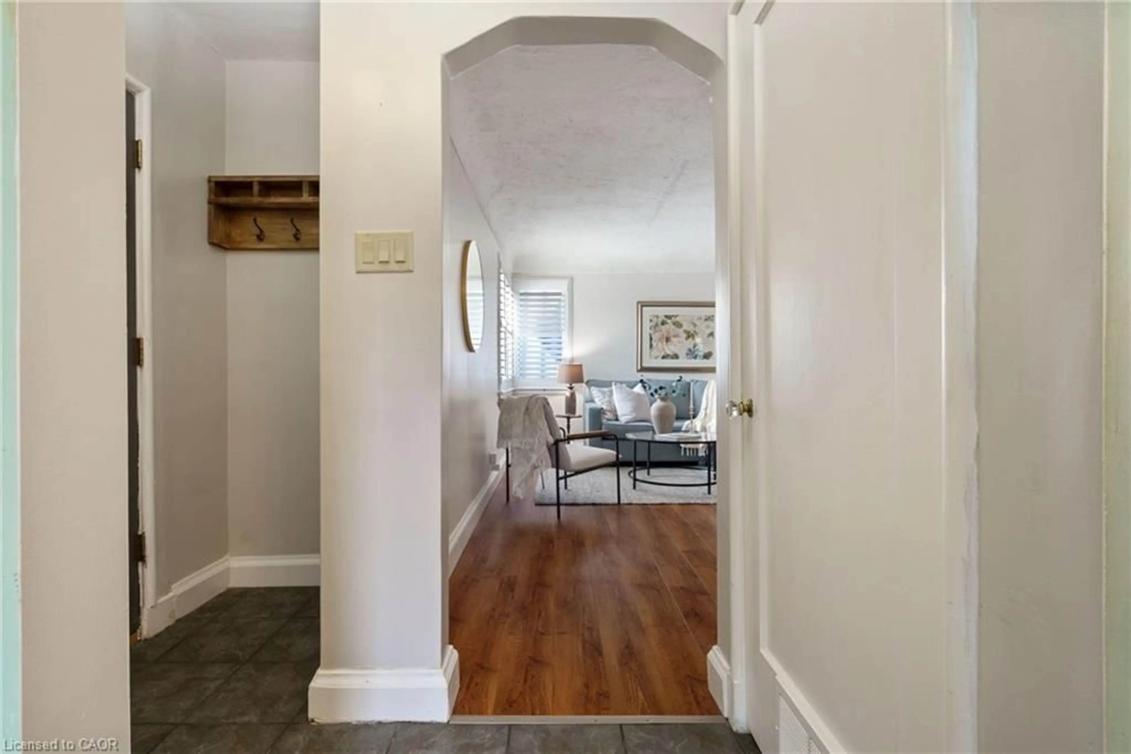 Indoor entryway for 3 Montrose Ave, Hamilton Ontario L8K 4X8
