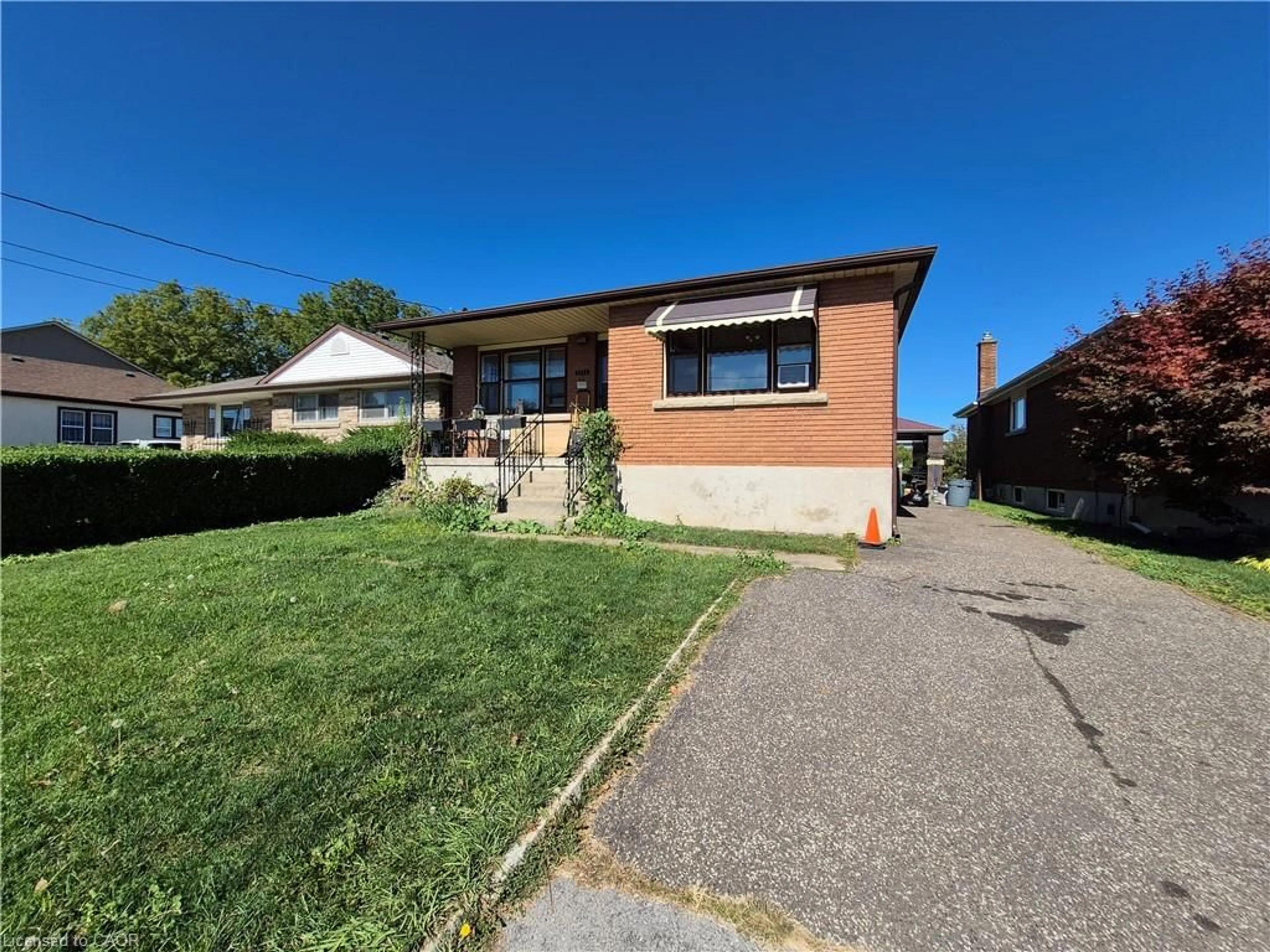 A pic from outside/outdoor area/front of a property/back of a property/a pic from drone, street for 5711 Kitchener St, Niagara Falls Ontario L2G 1J4