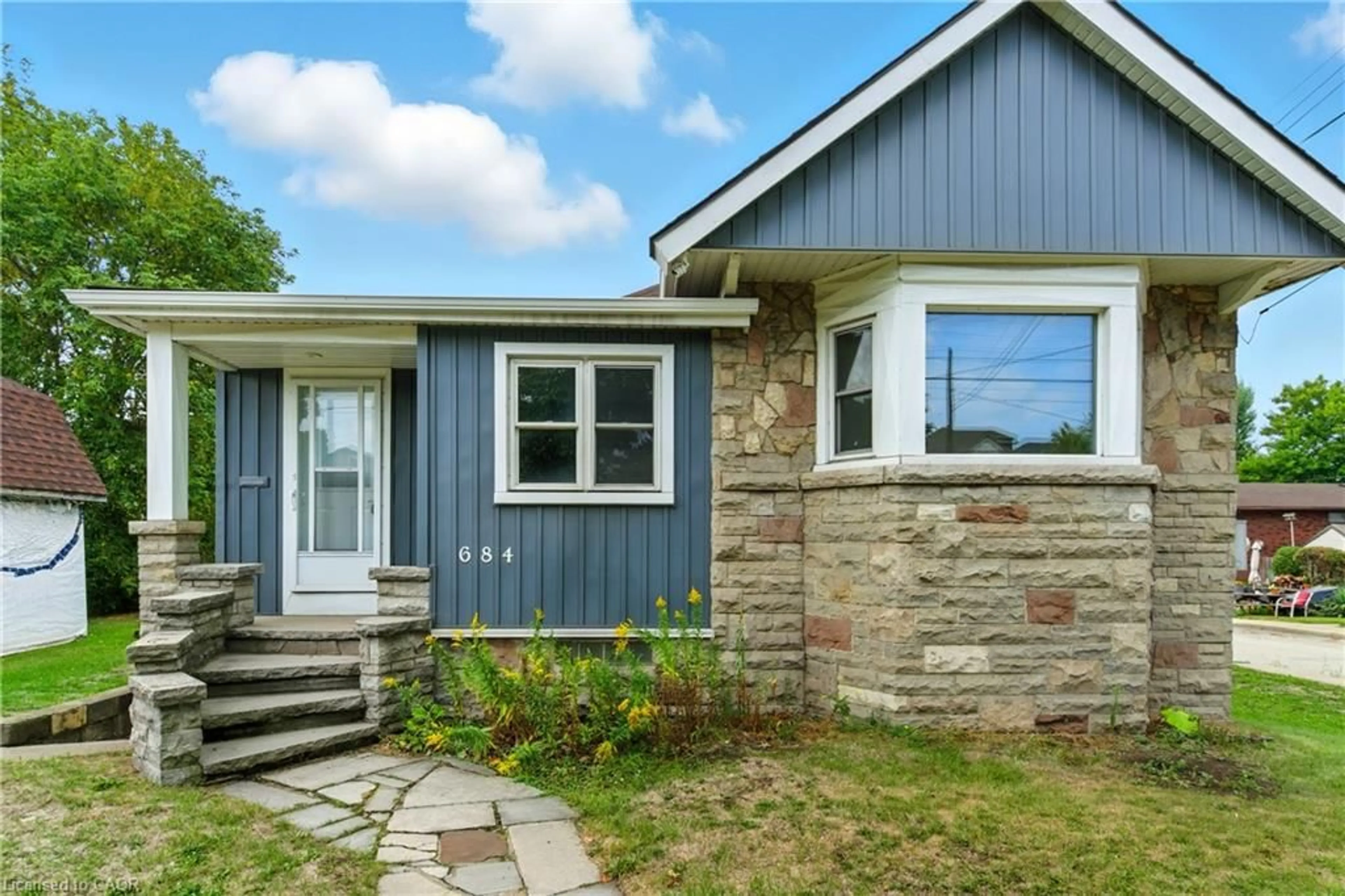 Home with vinyl exterior material, street for 684 Beach Blvd, Hamilton Ontario L8H 6Y4