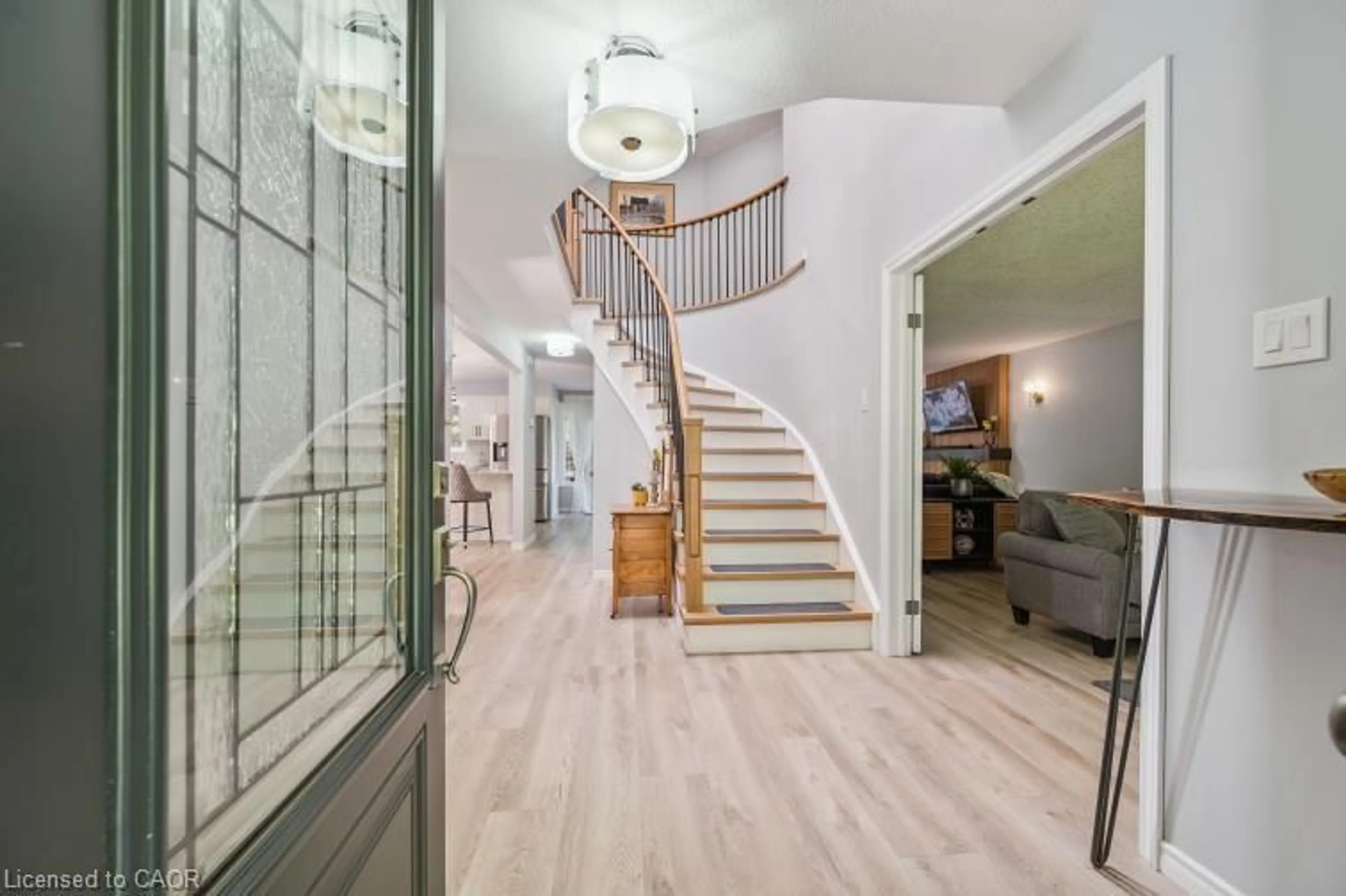Indoor foyer for 468 Clovervalley Crt, Waterloo Ontario N2T 1X4