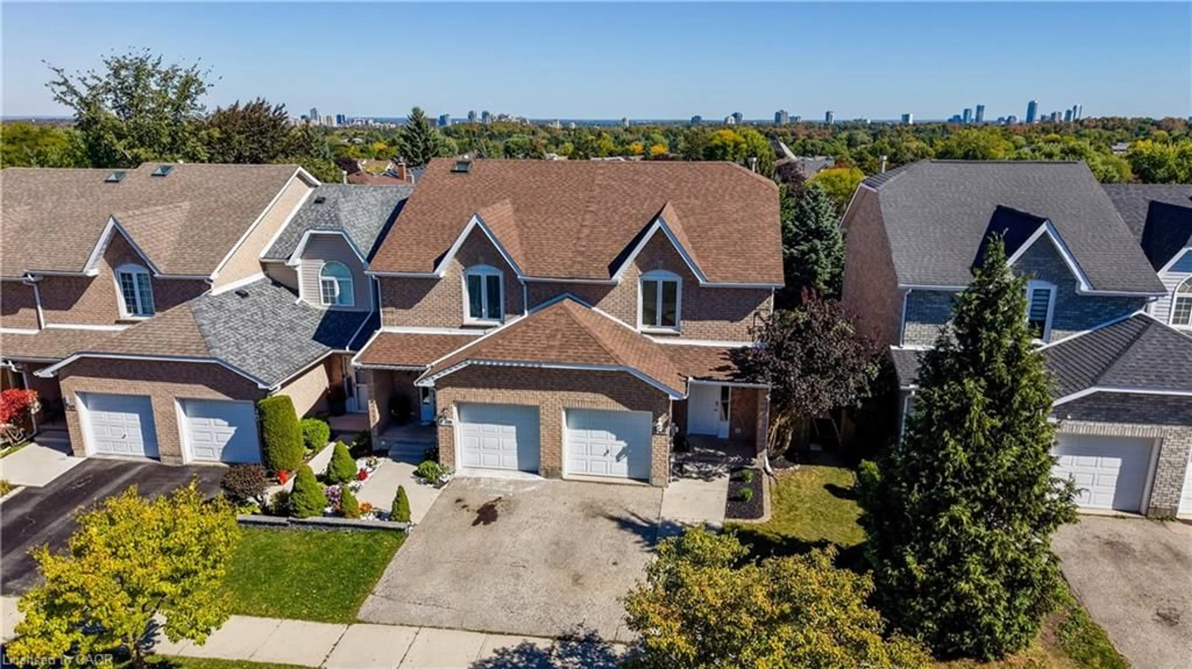 A pic from outside/outdoor area/front of a property/back of a property/a pic from drone, street for 499 Oakvale Dr #6, Waterloo Ontario N2T 2G6