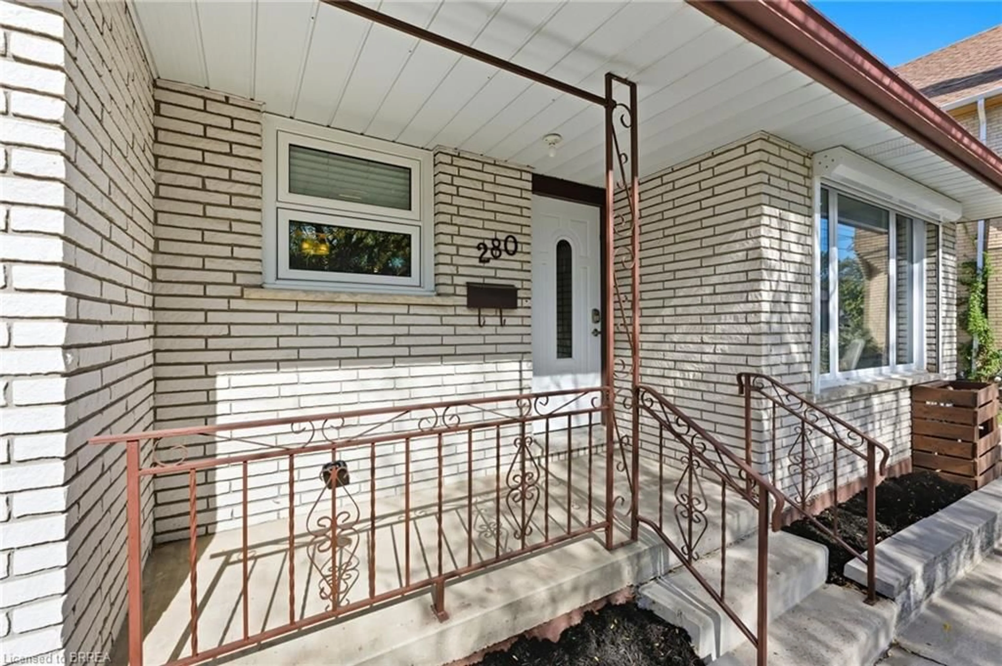 Indoor entryway for 280 Darling St, Brantford Ontario N3S 3X6