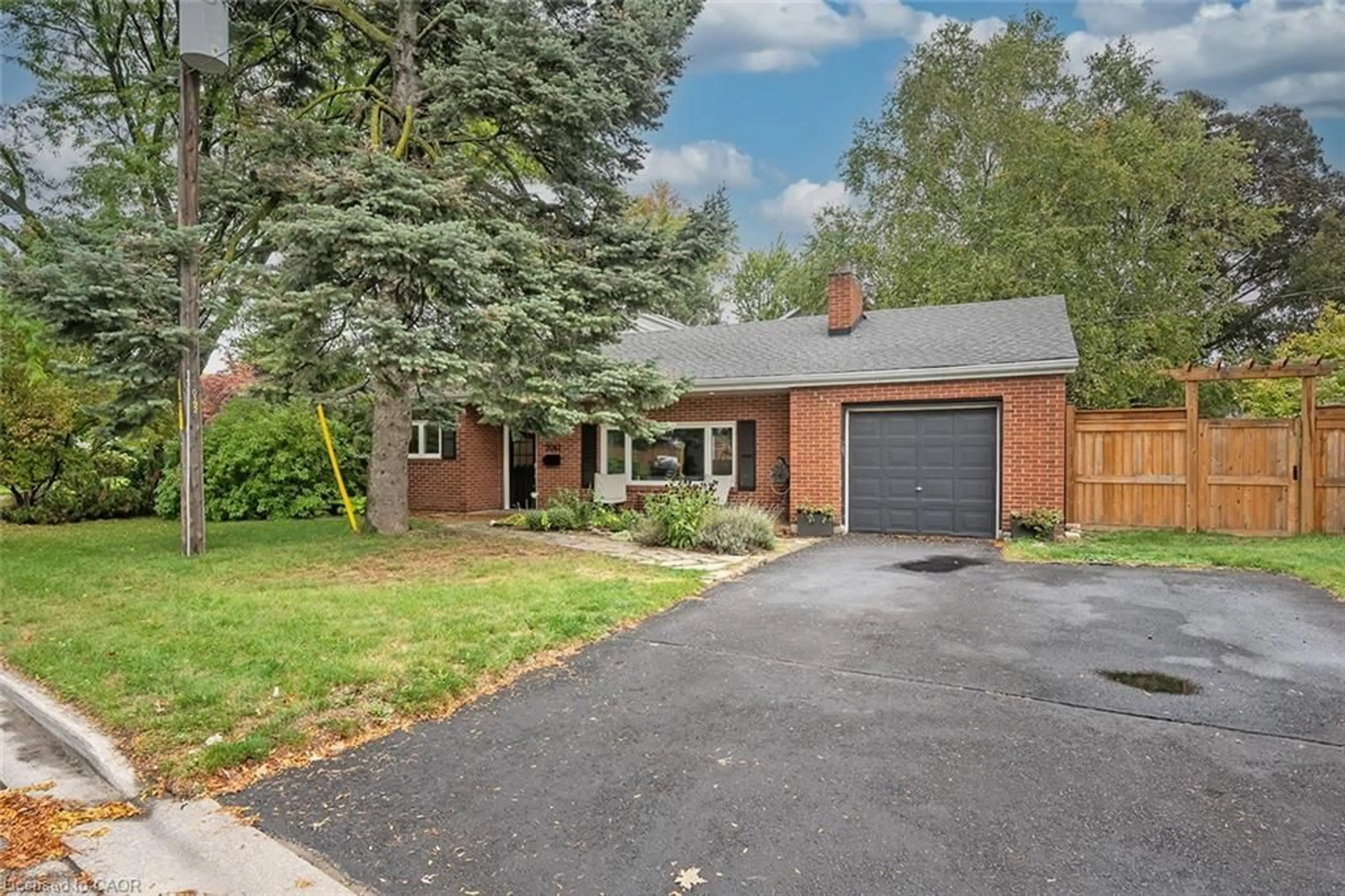 Home with brick exterior material, street for 2061 Halton Pl, Burlington Ontario L7R 1P8