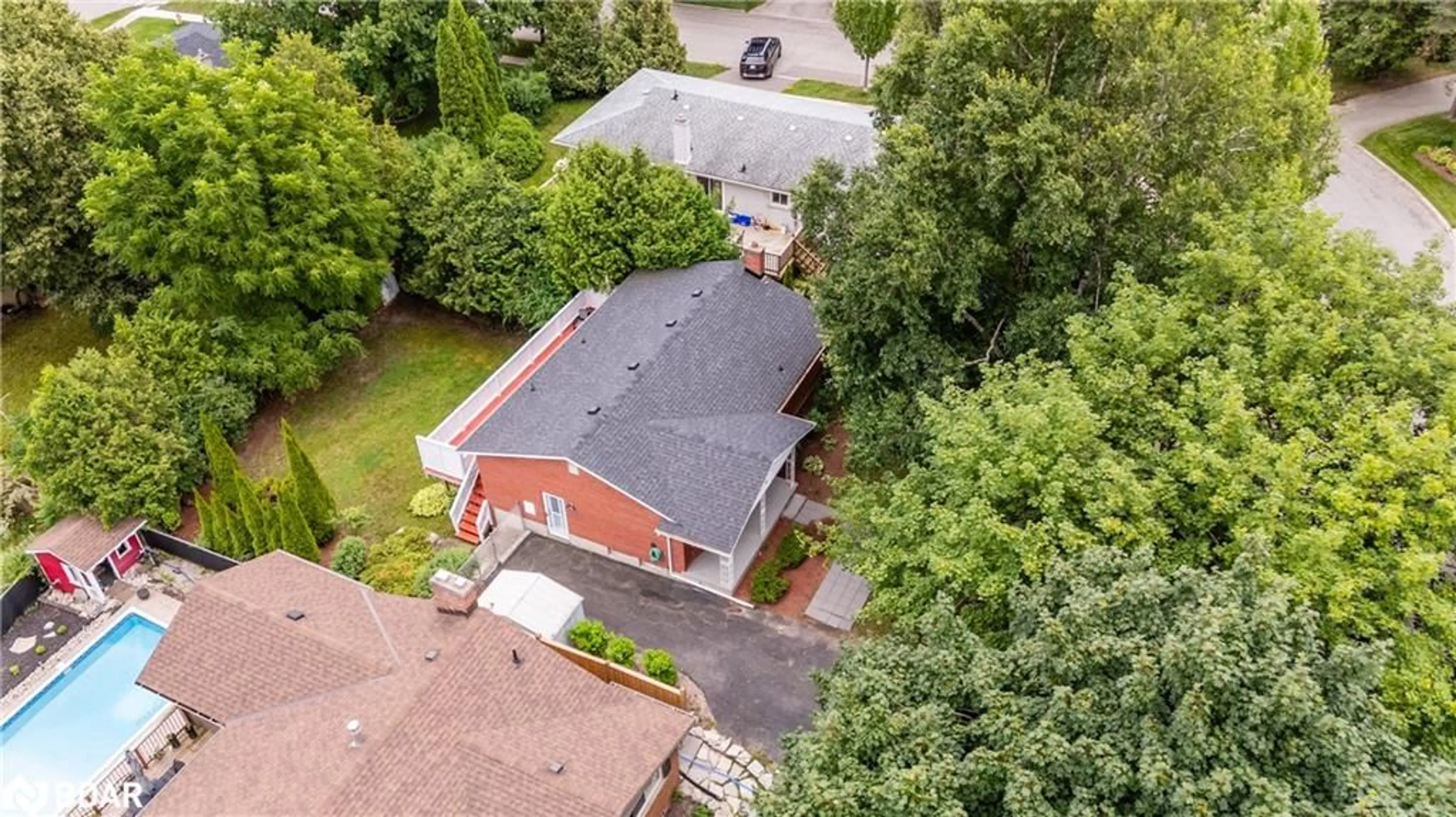 A pic from outside/outdoor area/front of a property/back of a property/a pic from drone, street for 138 Chelford Cres, Waterloo Ontario N2J 3T5