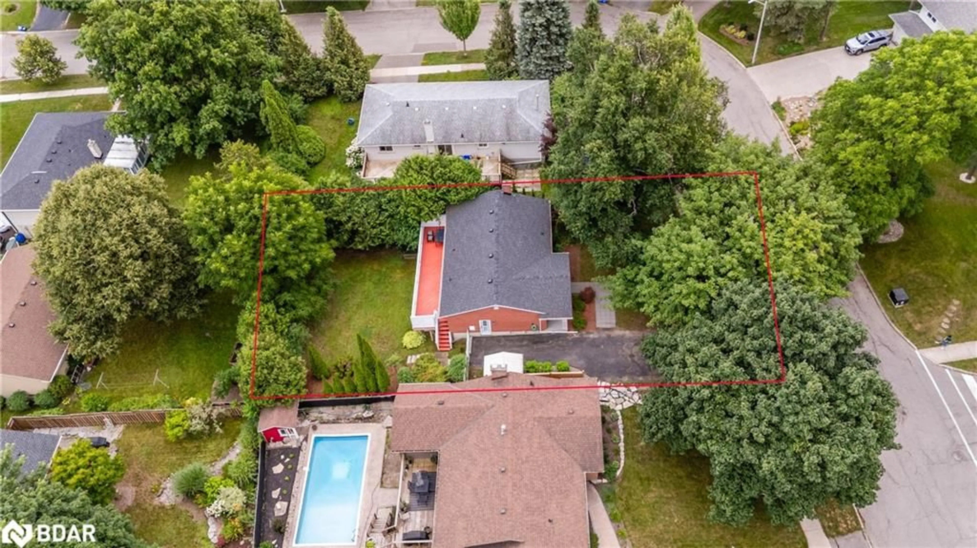 A pic from outside/outdoor area/front of a property/back of a property/a pic from drone, street for 138 Chelford Cres, Waterloo Ontario N2J 3T5